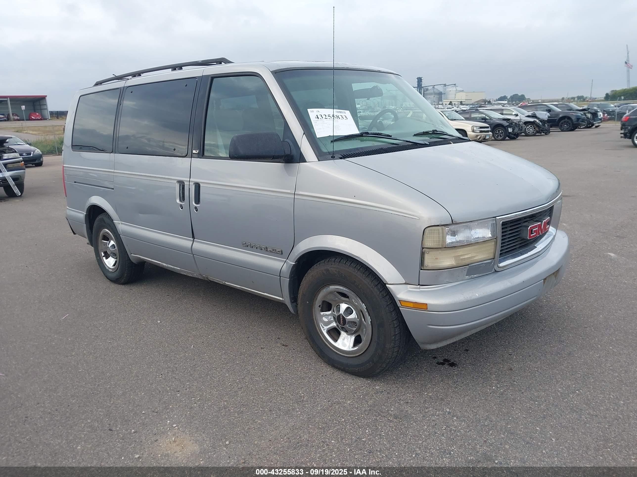1998 GMC Safari, VIN 1GKEL19W4WB502182 — Front end