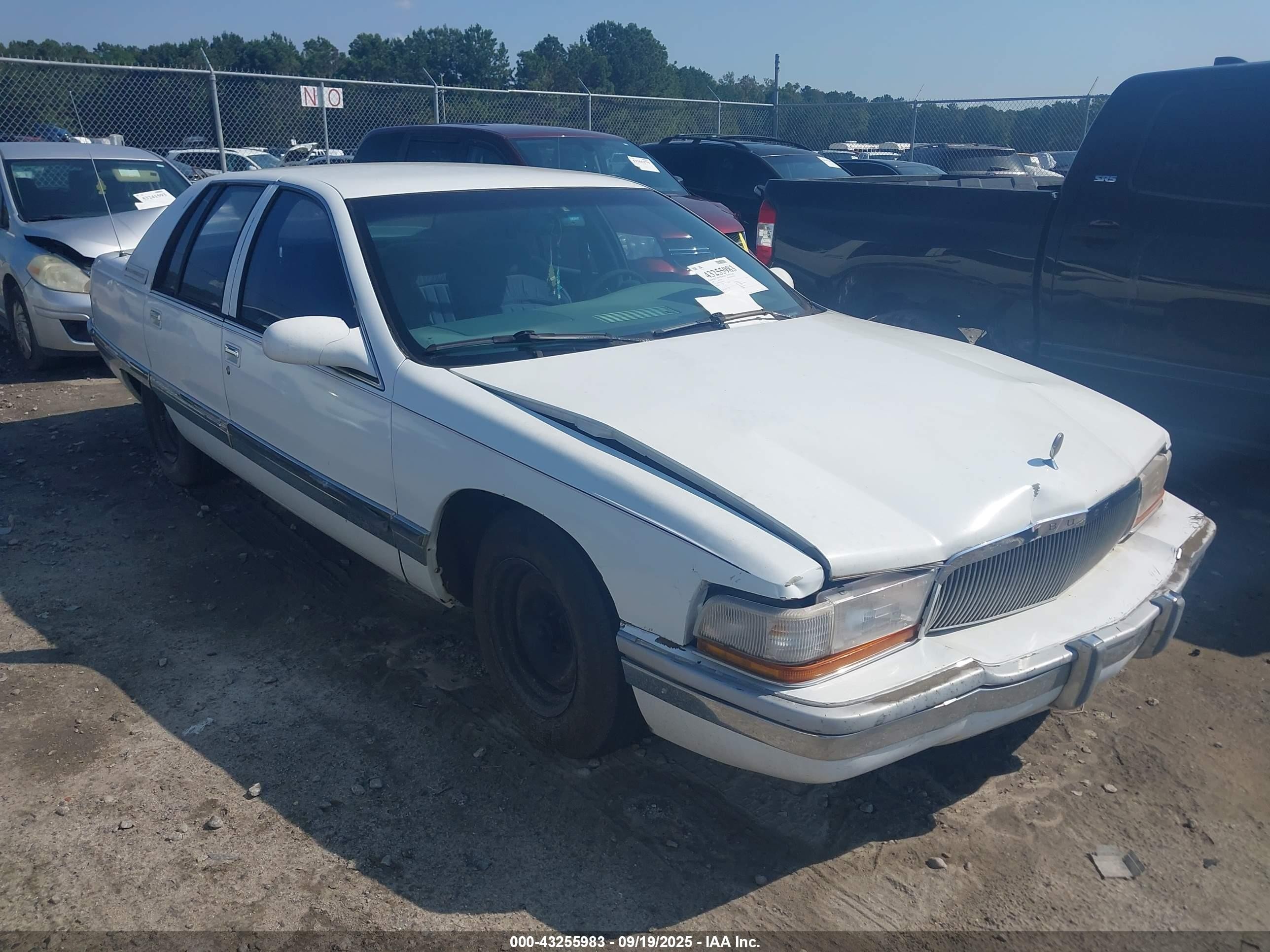 1995 Buick Roadmaster, VIN 1G4BN52P6SR403153 — Front end