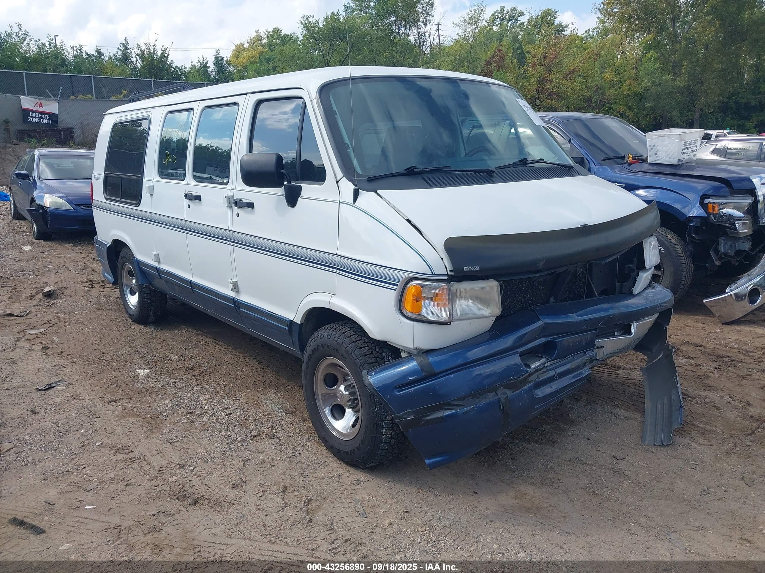 1997 Dodge RAM, VIN 2B6HB21Z2VK522208 — Front end