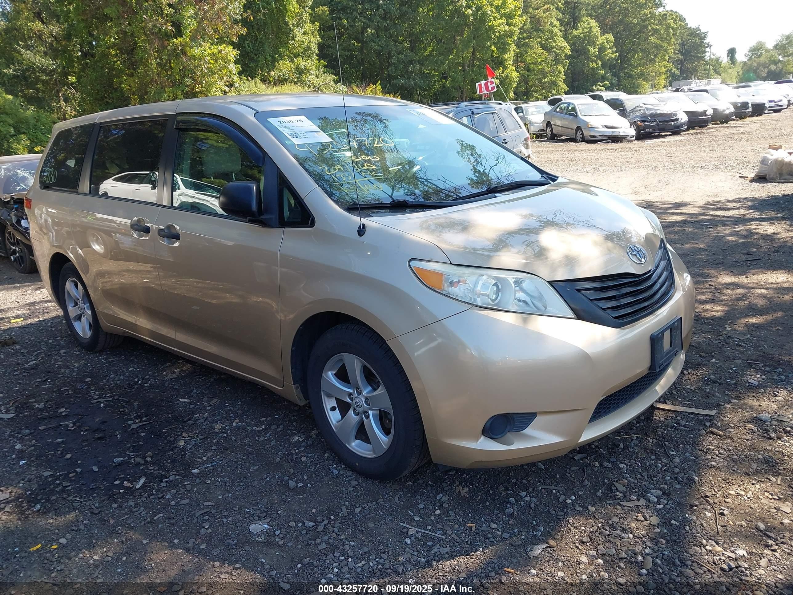 2012 Toyota Sienna, VIN 5TDZK3DCXCS196344 — Rear end
