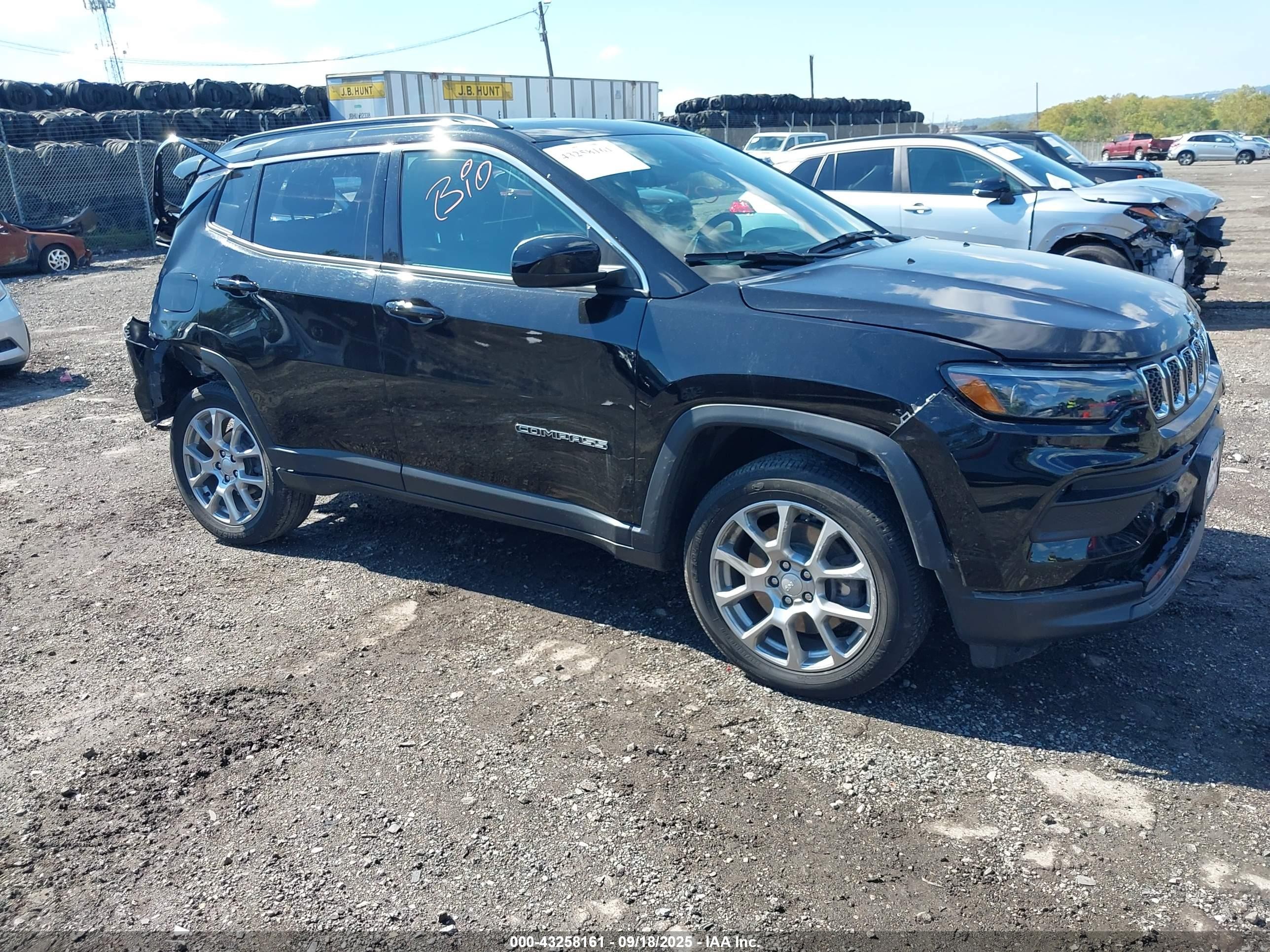 2023 Jeep Compass Latitude Lux, VIN 3C4NJDFN1PT558725 — Auction photo 1 of 5