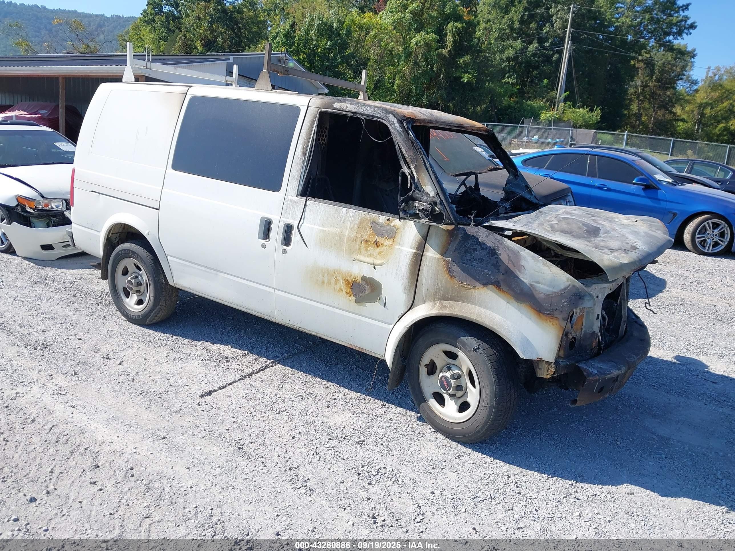 2005 GMC Safari Cargo, VIN 1GTDM19X35B500452 — Burn