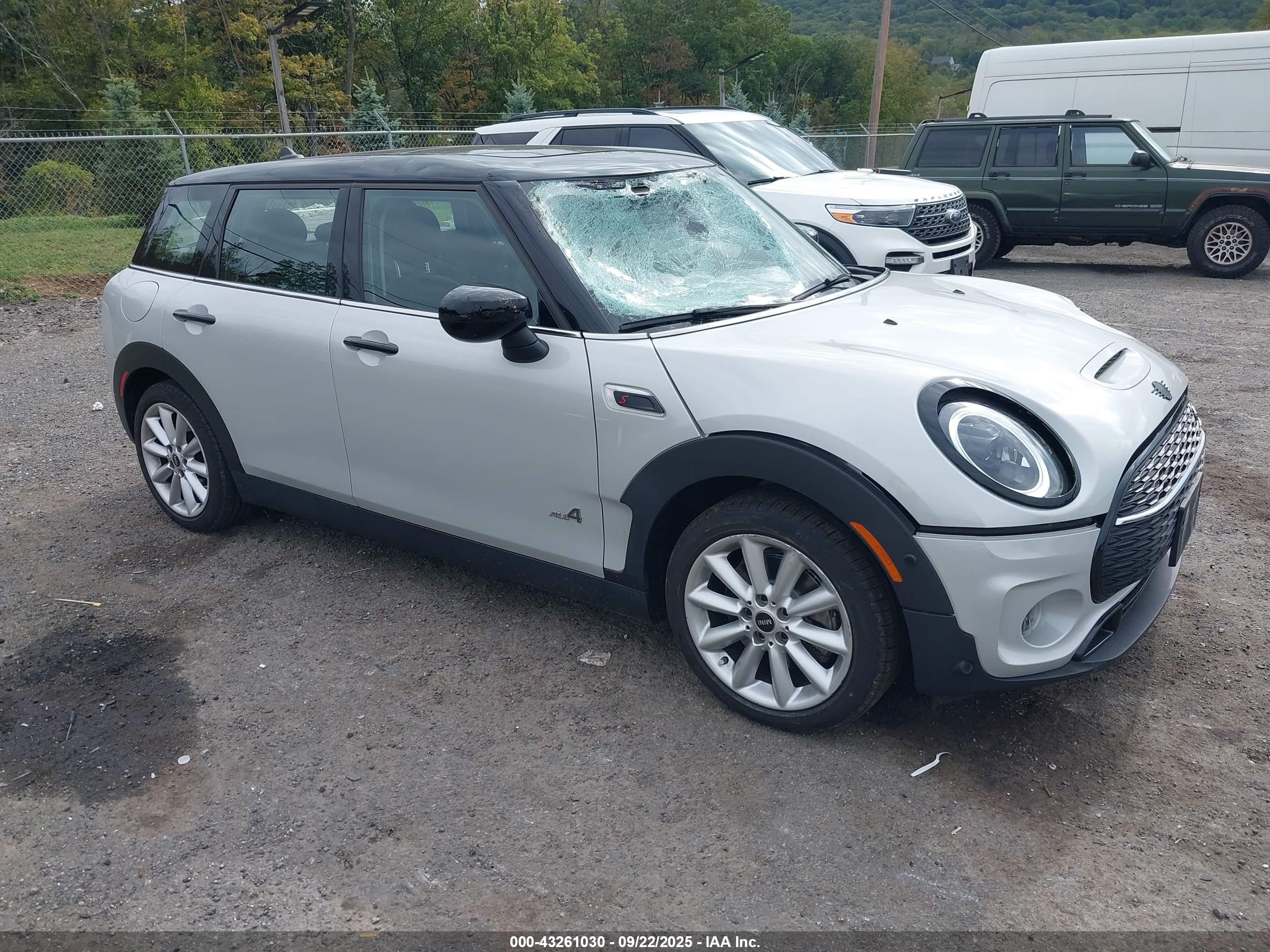 2022 MINI Clubman Cooper S, VIN WMWXJ1C01N2R90968 — Перед