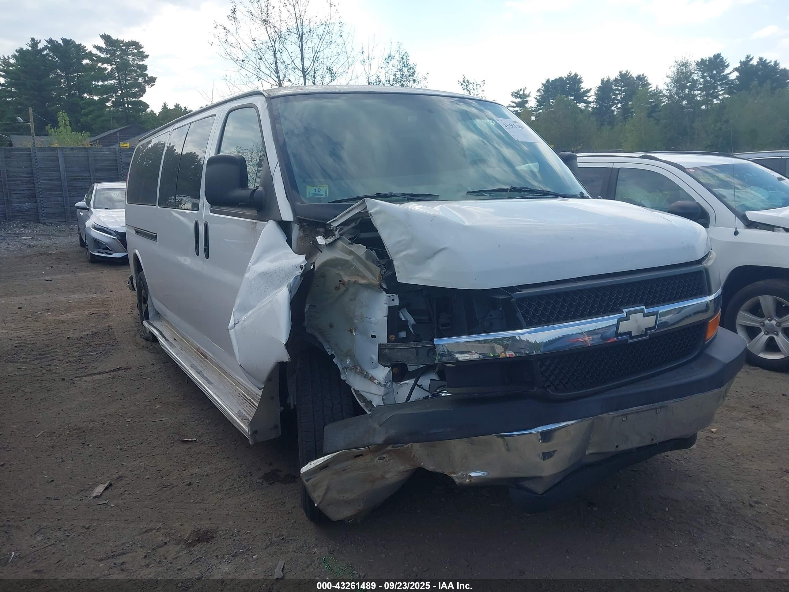 2008 Chevrolet Express Passenger, VIN 1GAHG39K681163321 — Side