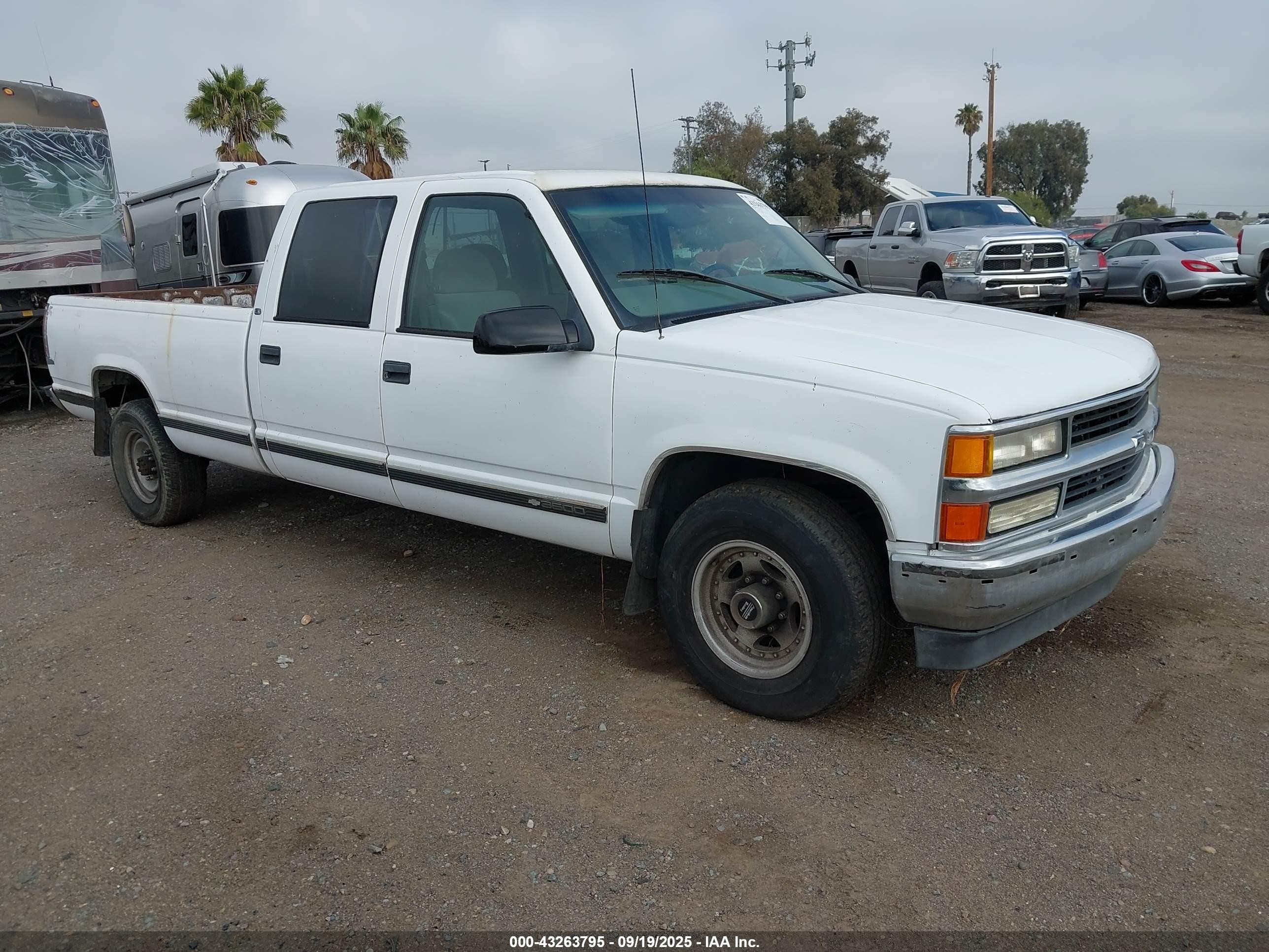 2000 Chevrolet Silverado 3500, VIN 1GCGC33J1YF419074 — Rear end