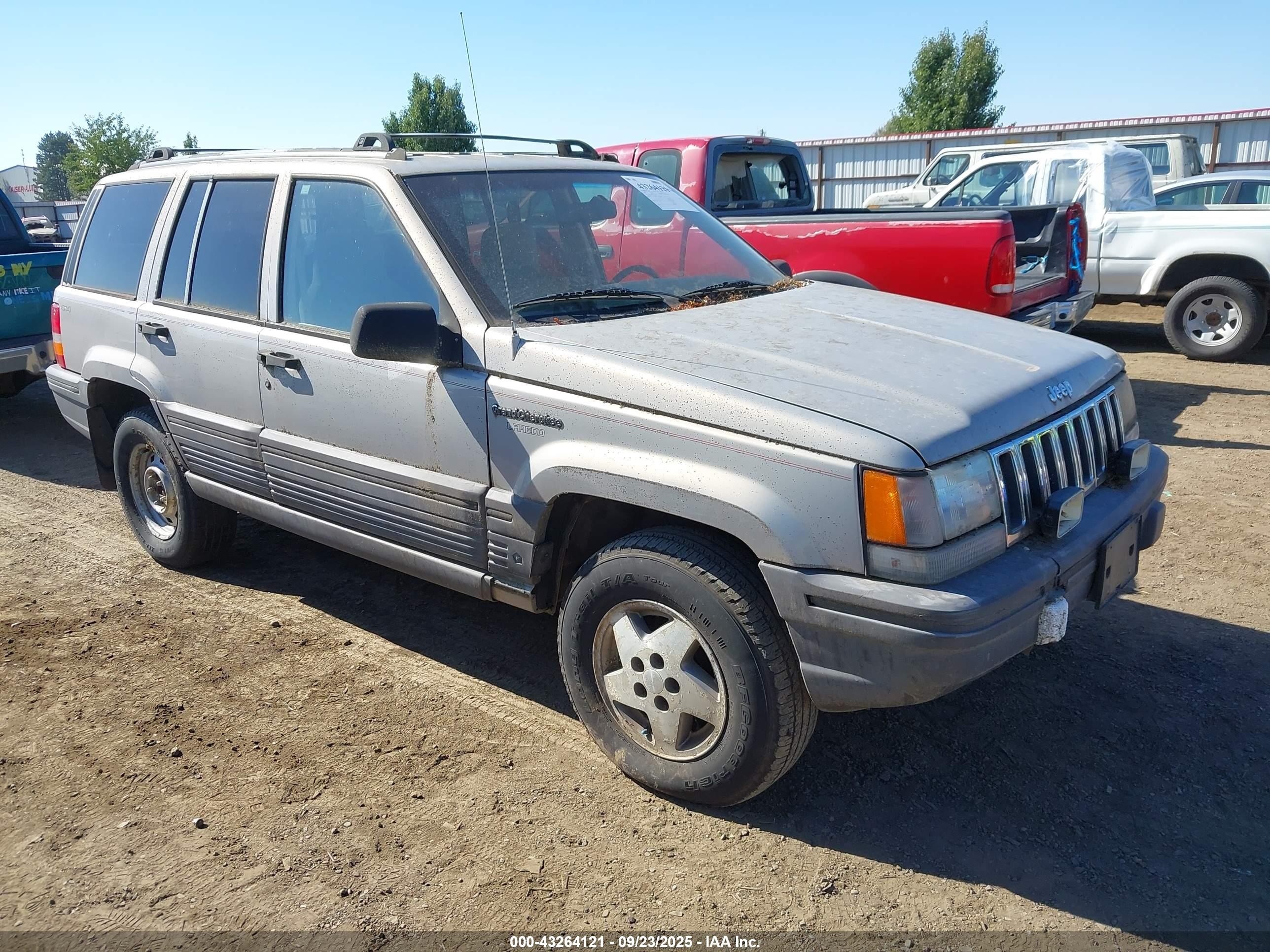 1995 Jeep Grand Cherokee Laredo, VIN 1J4GZ58S1SC755029 — Front end