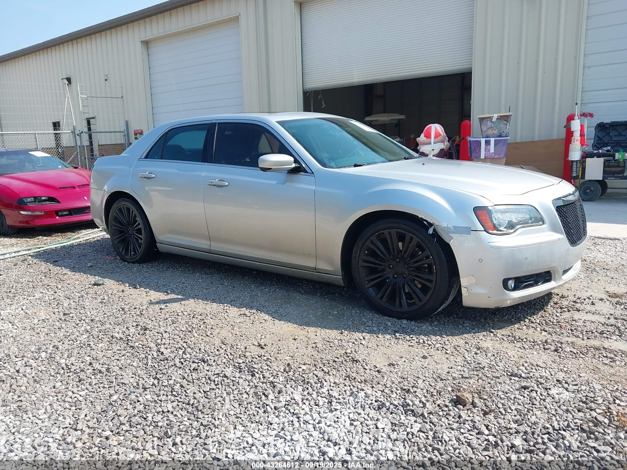 2012 Chrysler 300 S, VIN 2C3CCADT0CH311897 — Перед