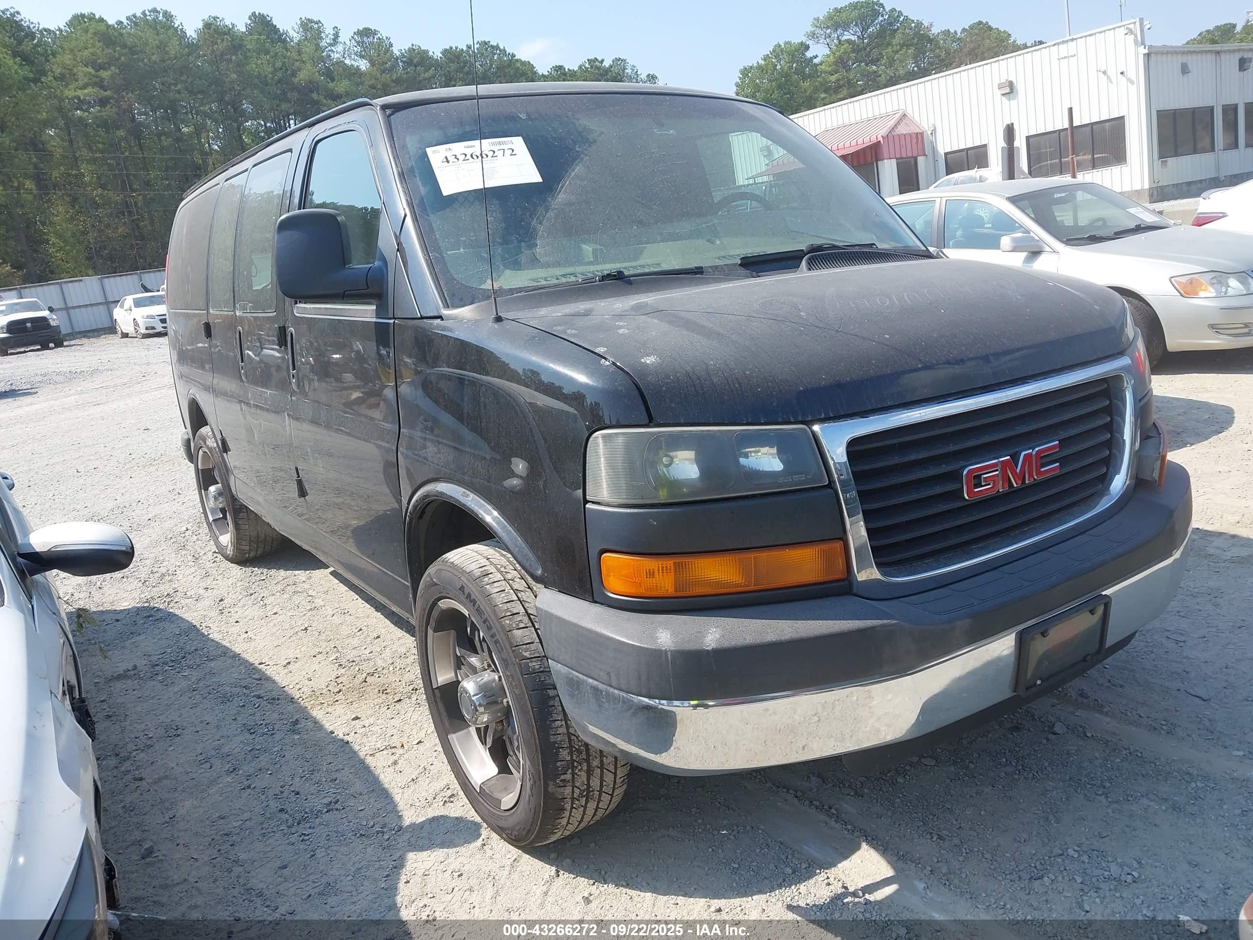 2008 GMC Savana, VIN 1GTGG25K581158811 — Side
