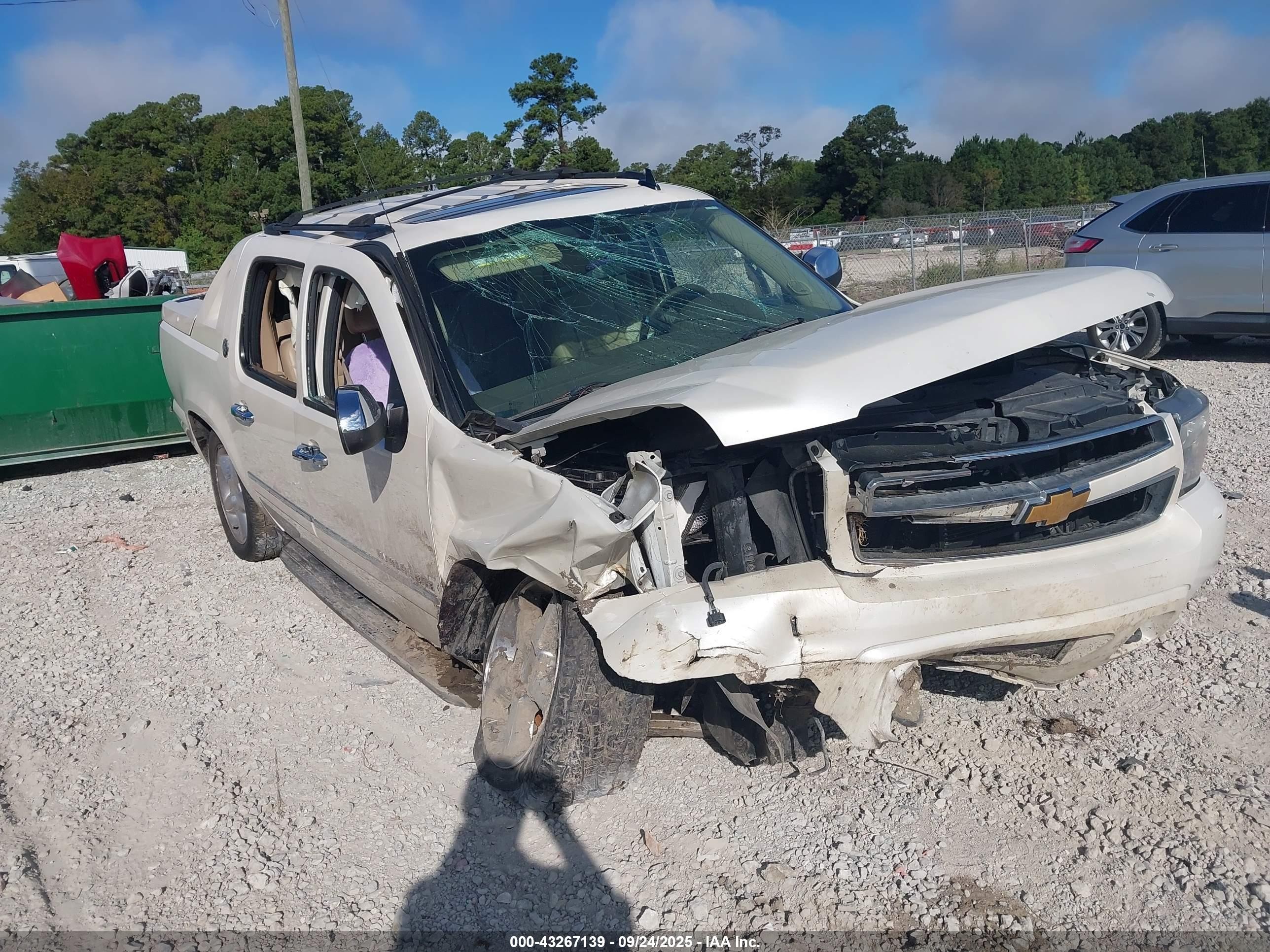 2013 Chevrolet Avalanche LTZ, VIN 3GNTKGE75DG159854 — Front end