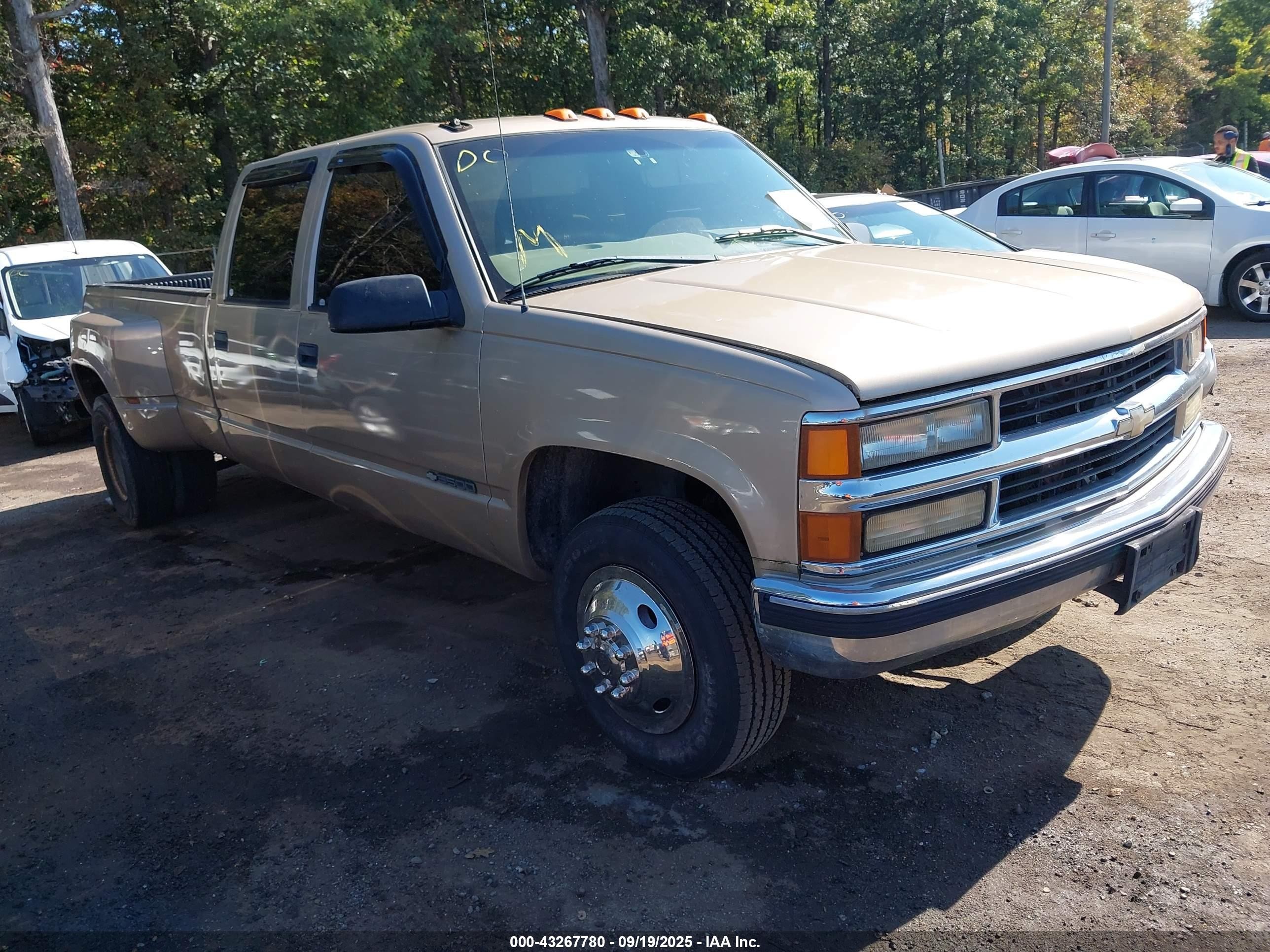 1998 Chevrolet Silverado 3500, VIN 1GCHC33J9WF022102 — Перед