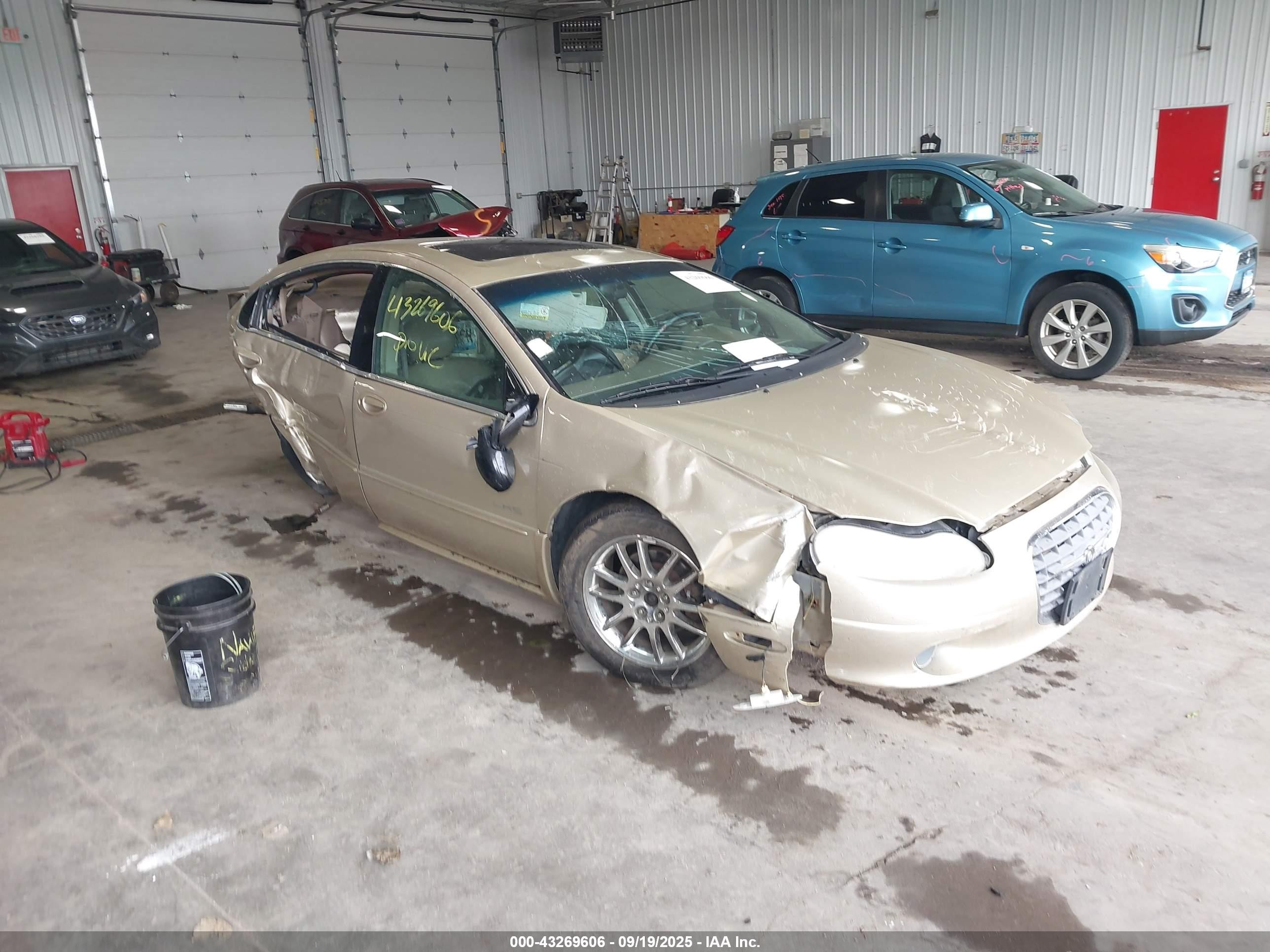 2001 Chrysler LHS, VIN 2C3AC56G21H518321 — Зад
