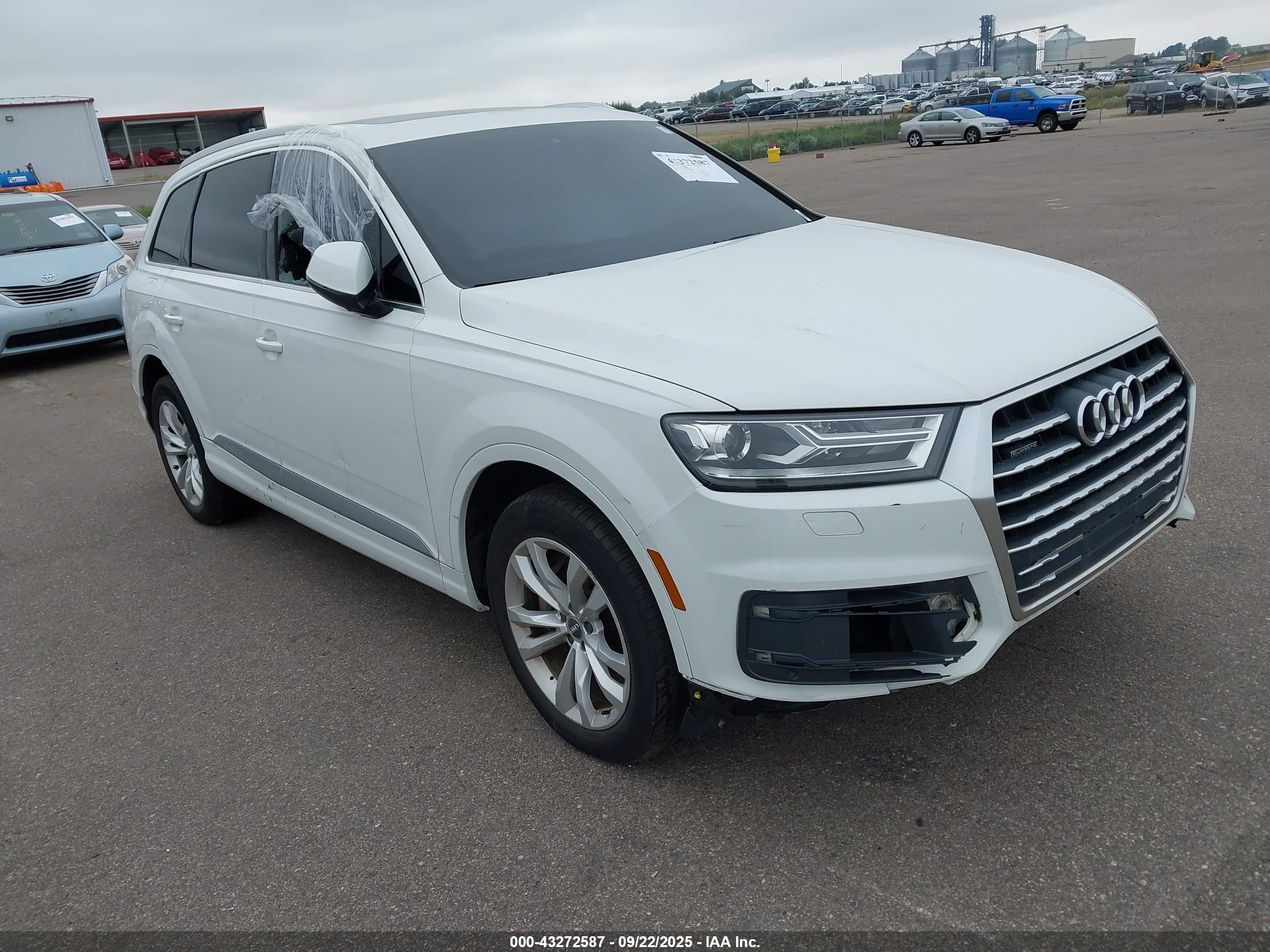 2018 Audi Q7 Premium, VIN WA1AAAF73JD053470 — Пожар в салоне