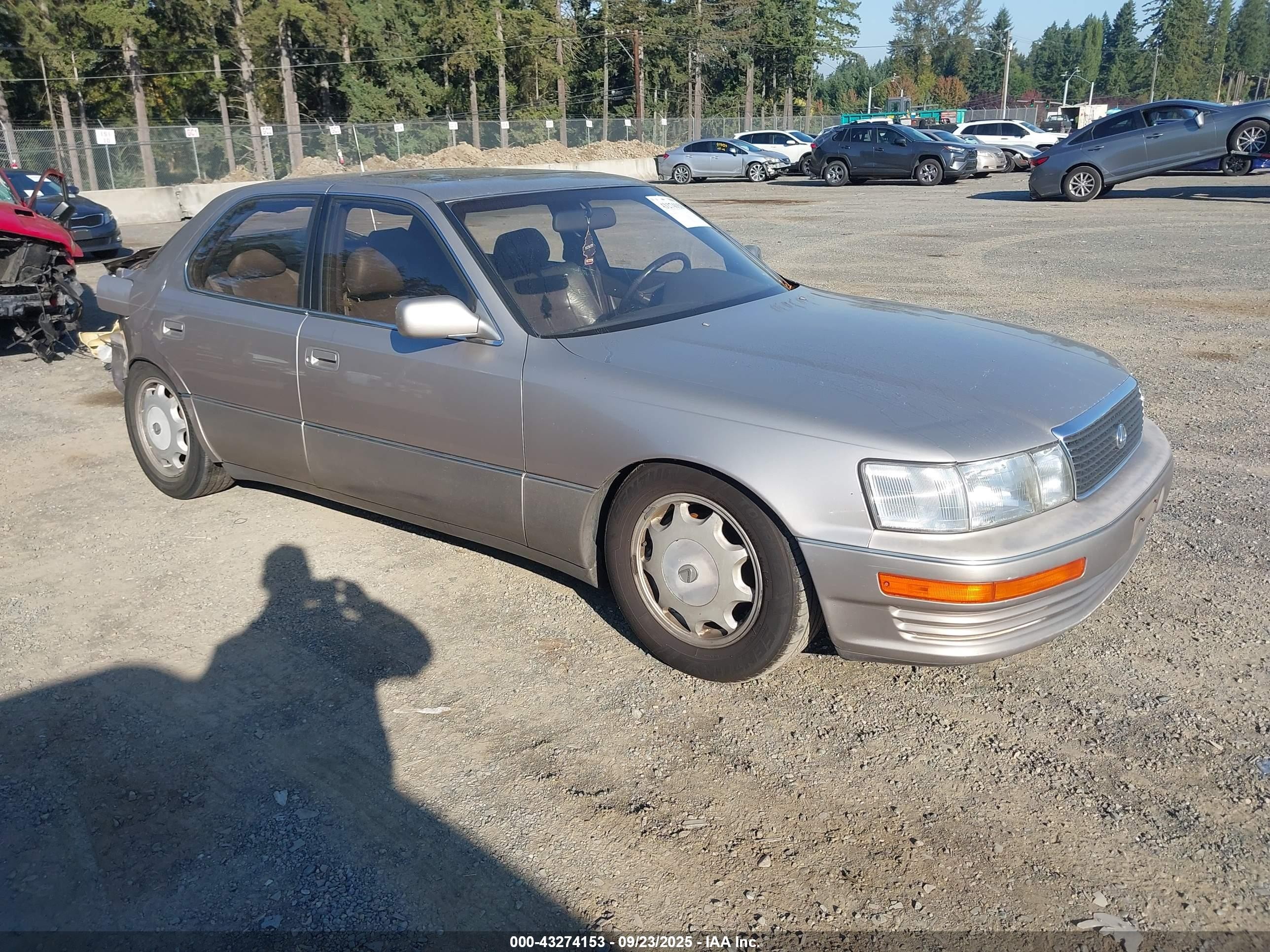 1994 Lexus LS 400, VIN JT8UF11E8R0207747 — Rear end