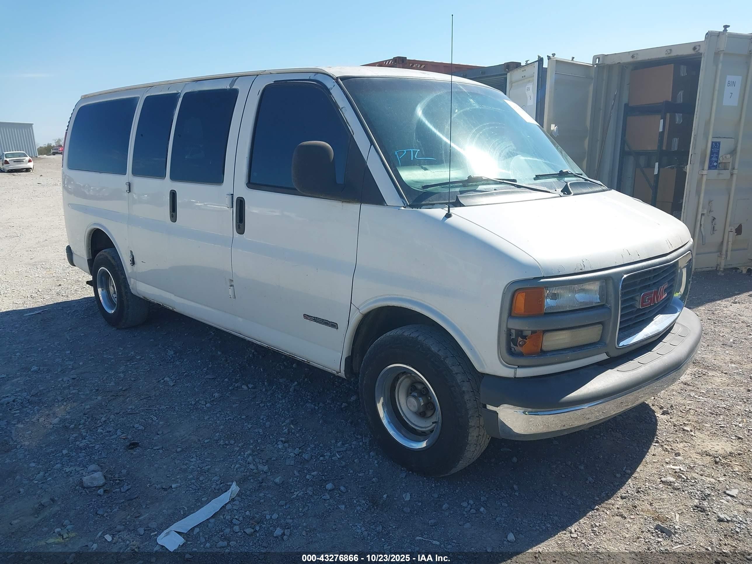 1998 GMC Savana, VIN 1GTFG15M1W1060587 — Normal wear