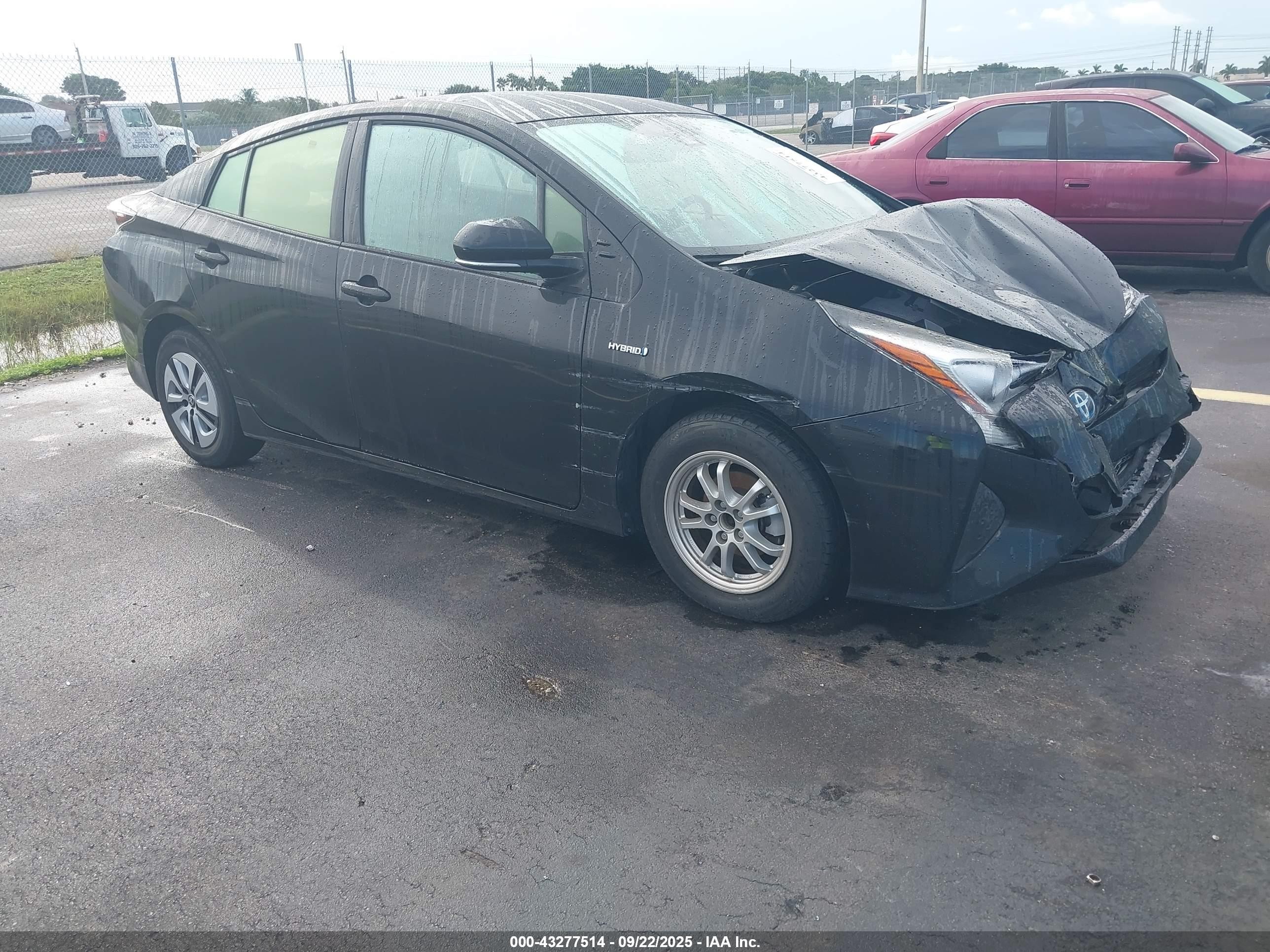 2017 Toyota Prius Three, VIN JTDKARFUXH3532550 — Front end