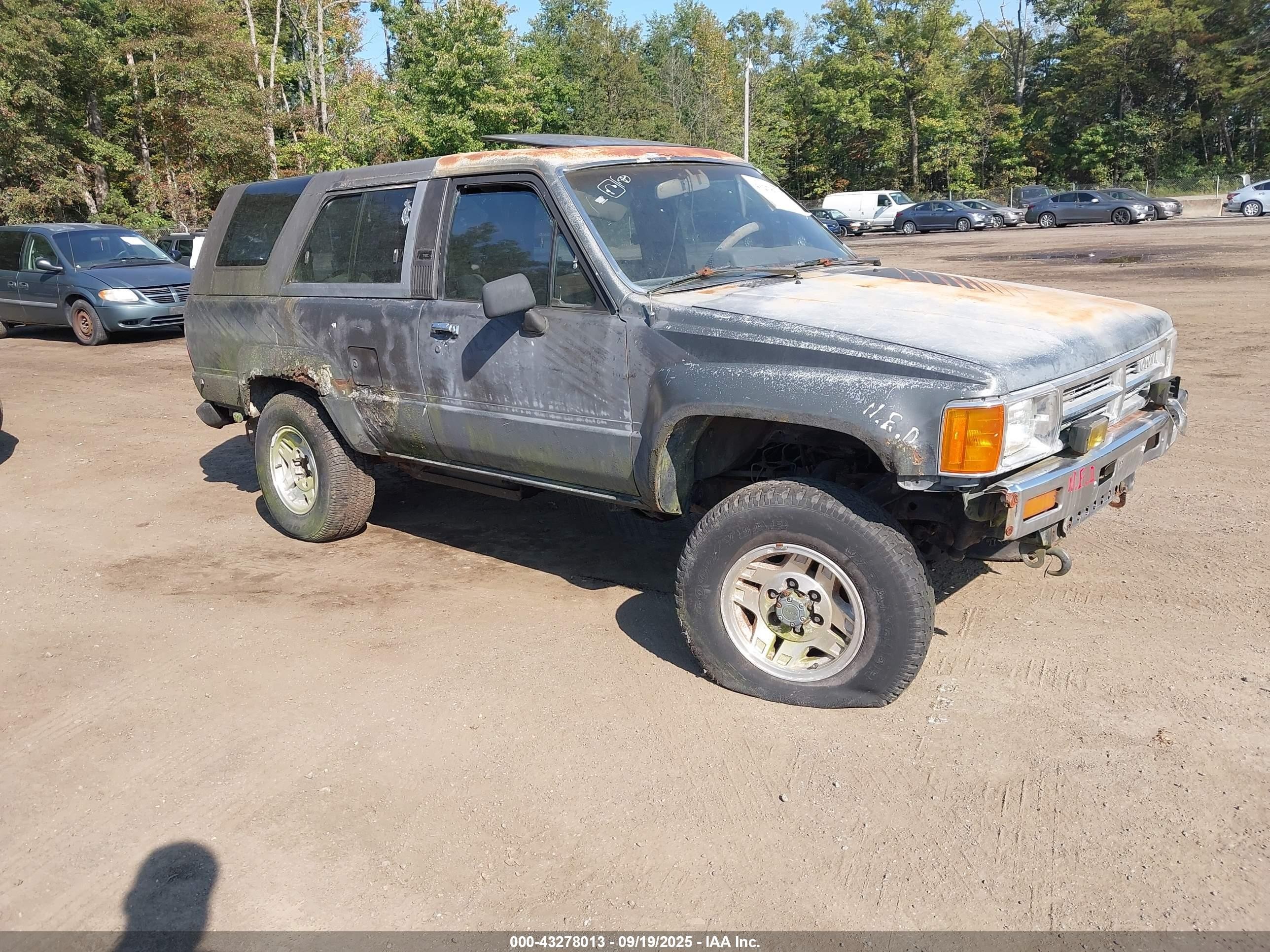 1987 Toyota 4Runner Deluxe, VIN JT4RN62S7H0136793 — All over