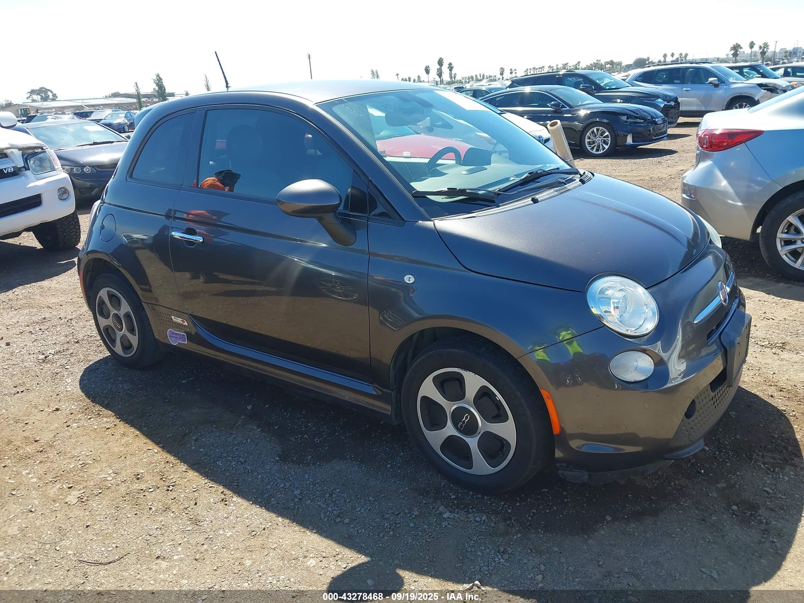 2018 FIAT 500e, VIN 3C3CFFGEXJT510140 — Rear end