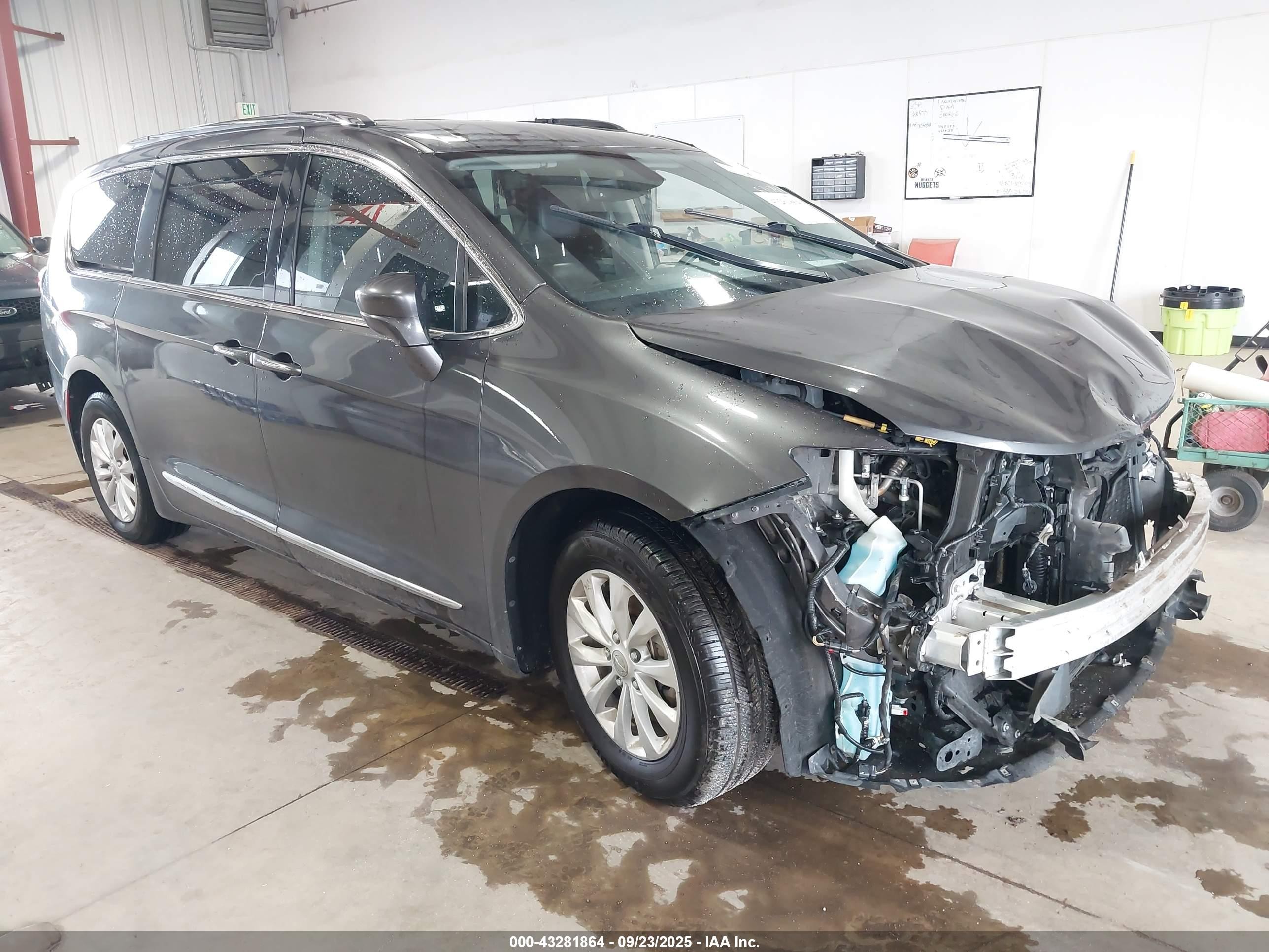 2018 Chrysler Pacifica Touring L Plus, VIN 2C4RC1EG1JR130256 — Перед