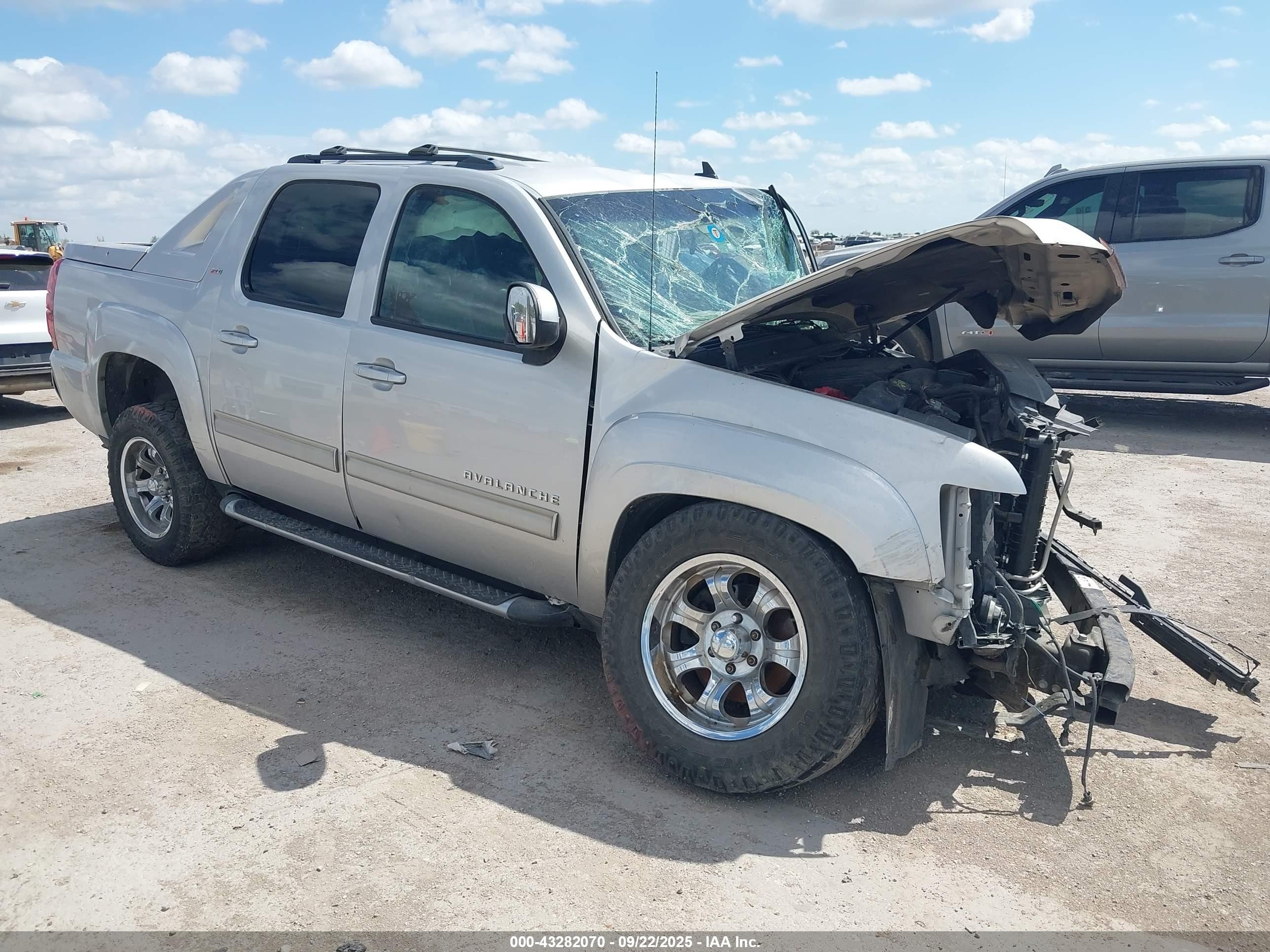 2011 Chevrolet Avalanche LT, VIN 3GNMCFE0XBG358961 — Front end