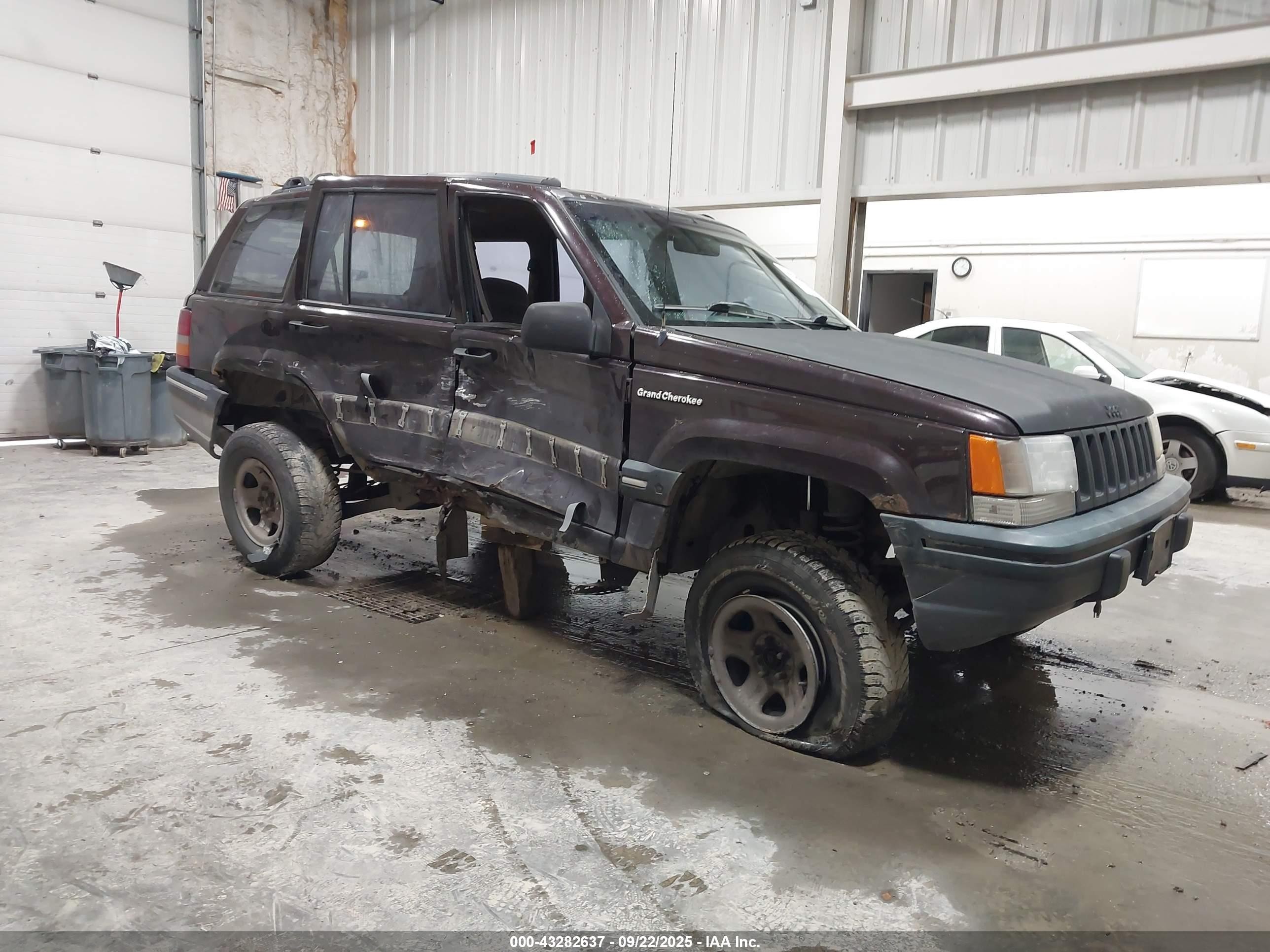 1993 Jeep Grand Cherokee, VIN 1J4GZ68S6PC579995 — Side