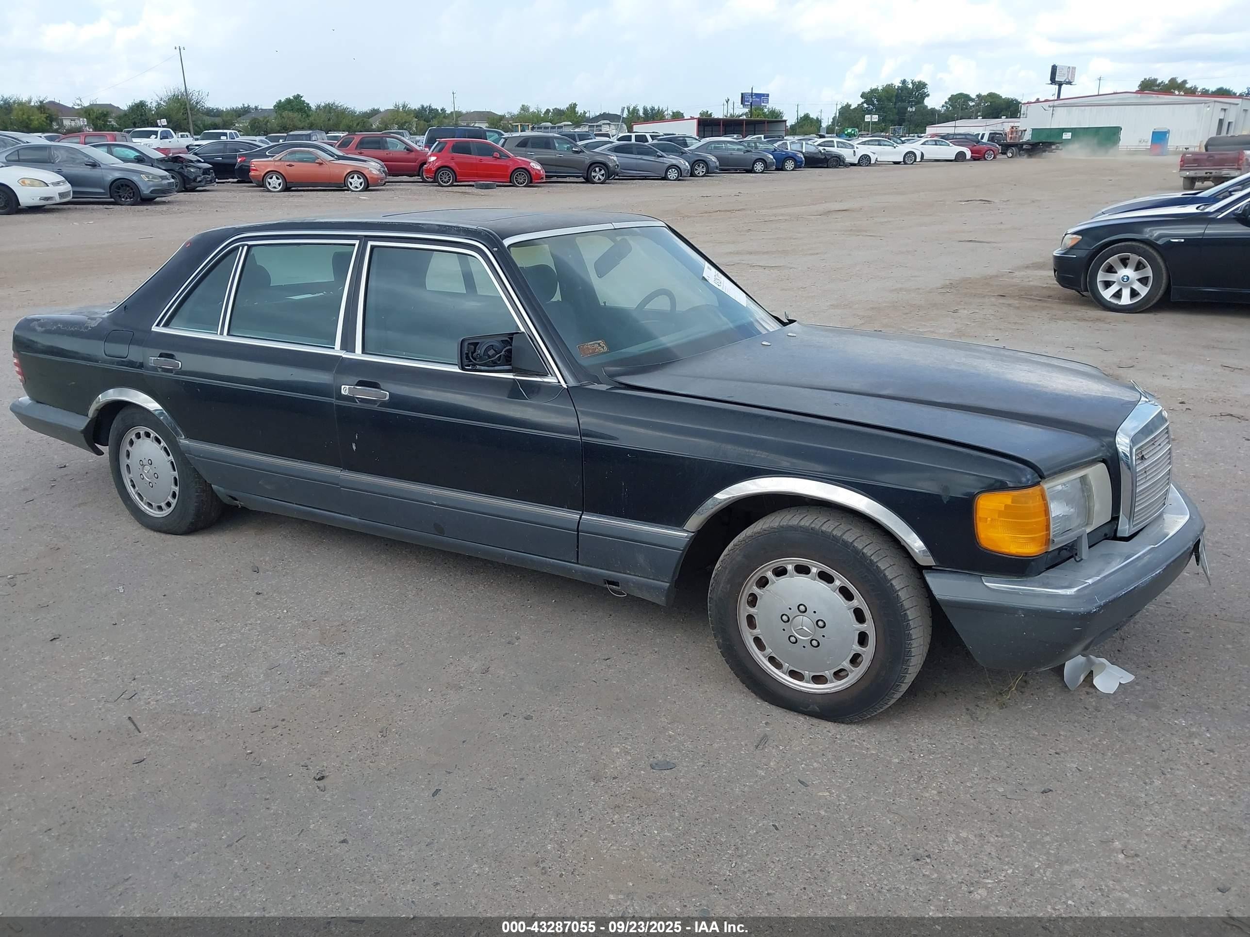 1990 Mercedes-Benz 560, VIN WDBCA39E6LA539729 — Normal wear