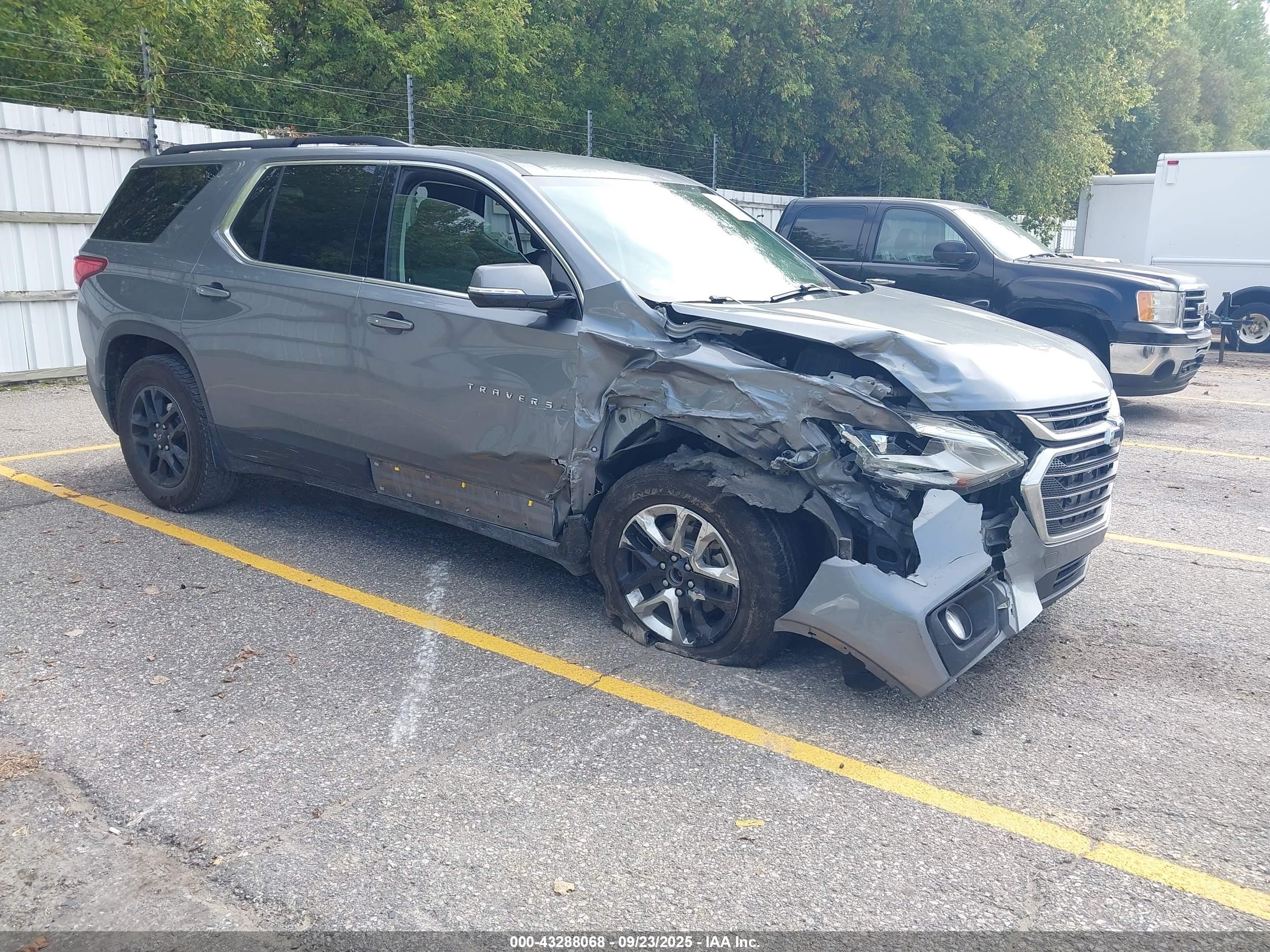 2019 Chevrolet Traverse LT Cloth, VIN 1GNERGKW0KJ297734 — Front end