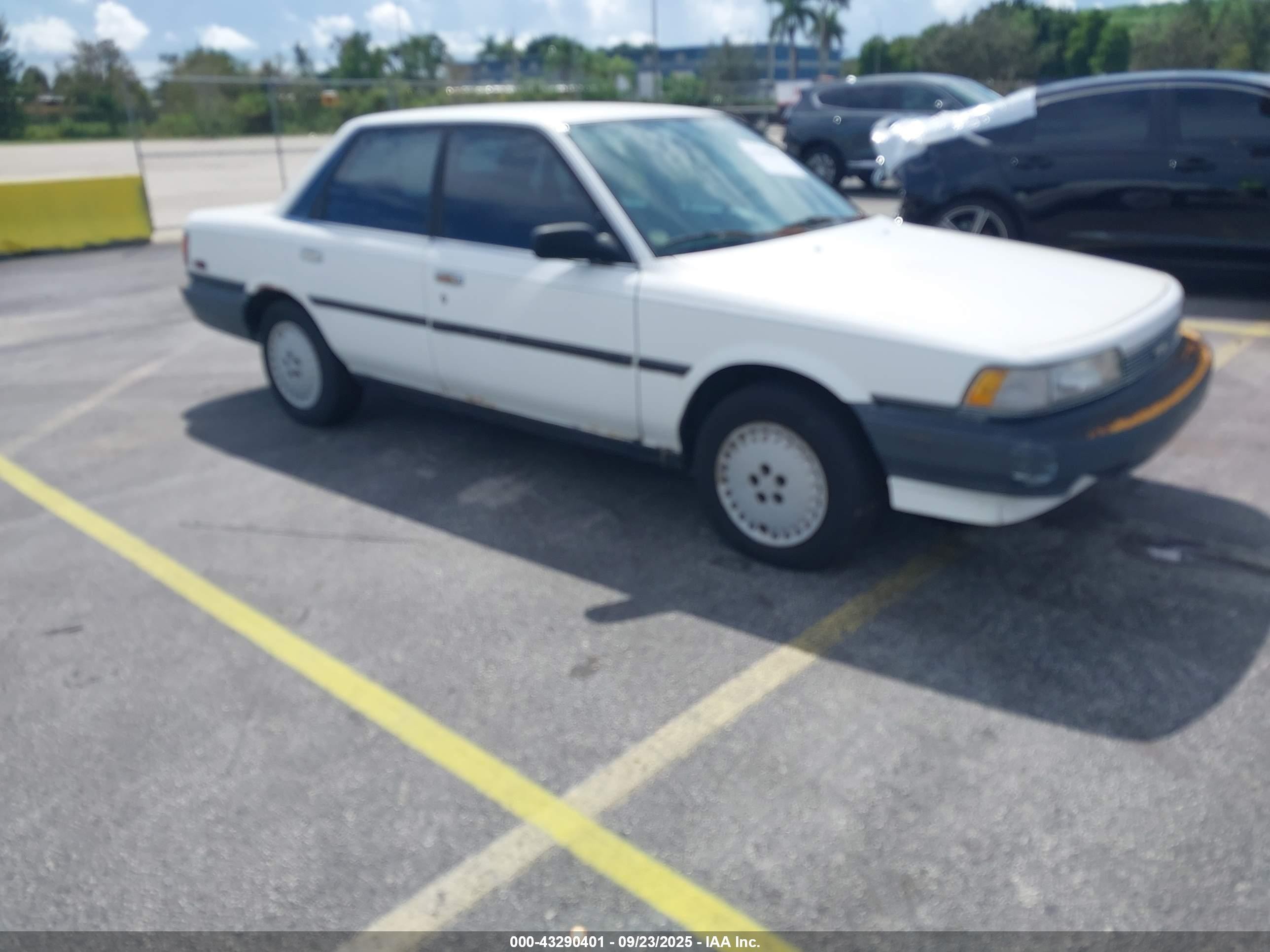 1989 Toyota Camry DLX, VIN 4T1SV21E5KU075249 — Side