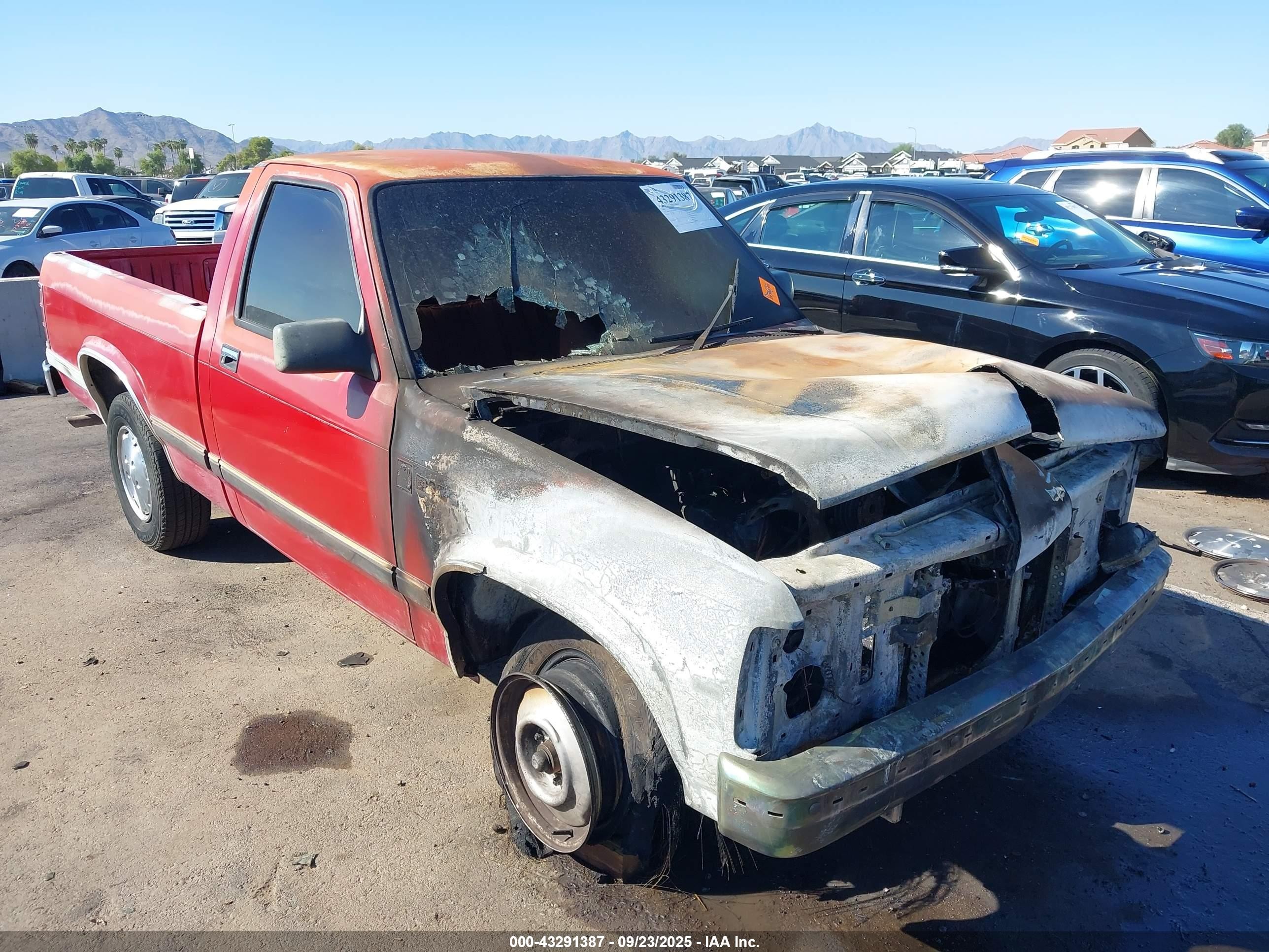 1990 Dodge Dakota S, VIN 1B7GL26X8LS610839 — Пожар в моторном отсеке