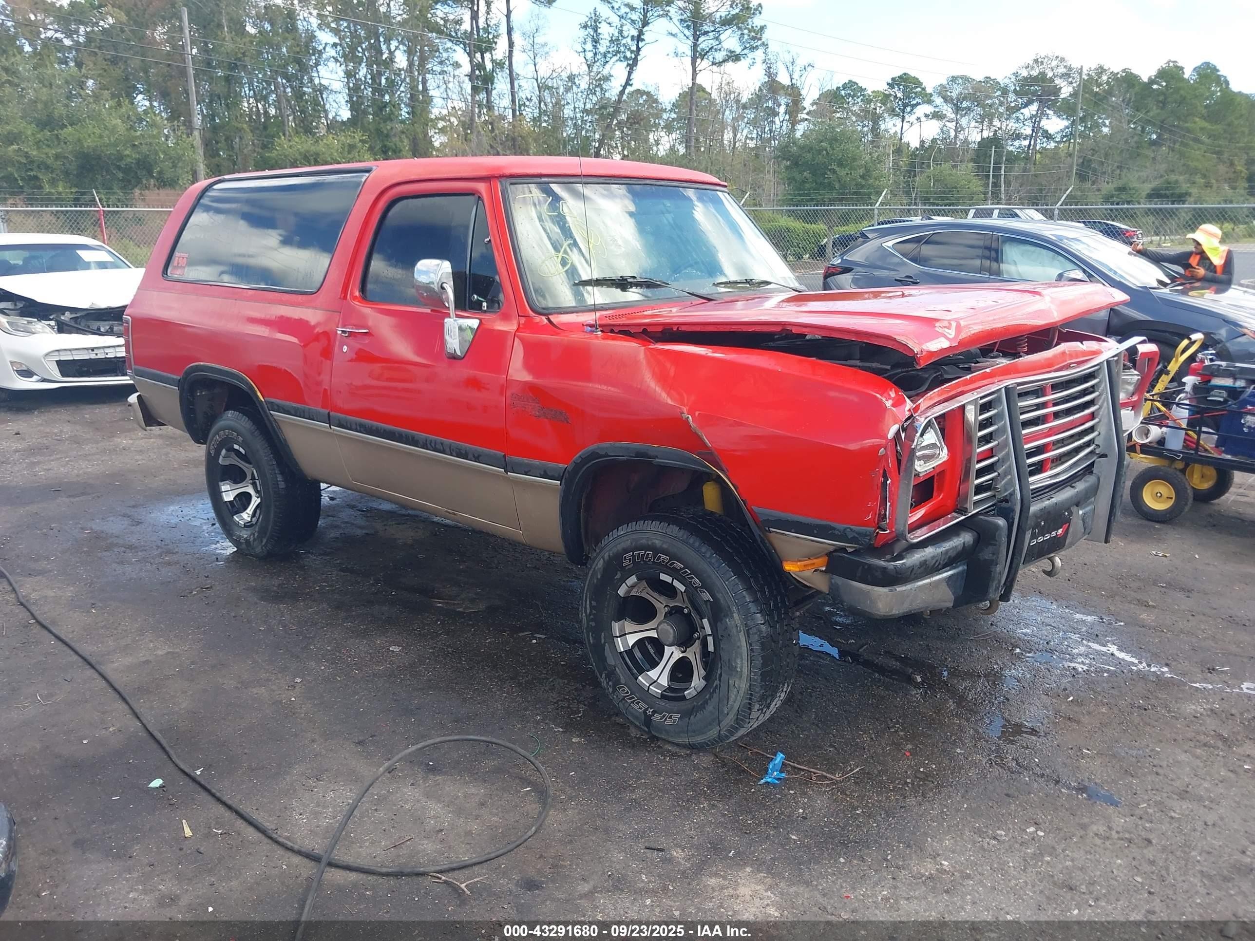 1993 Dodge Ram Charger, VIN 3B4GM17Y2PM104658 — Бок