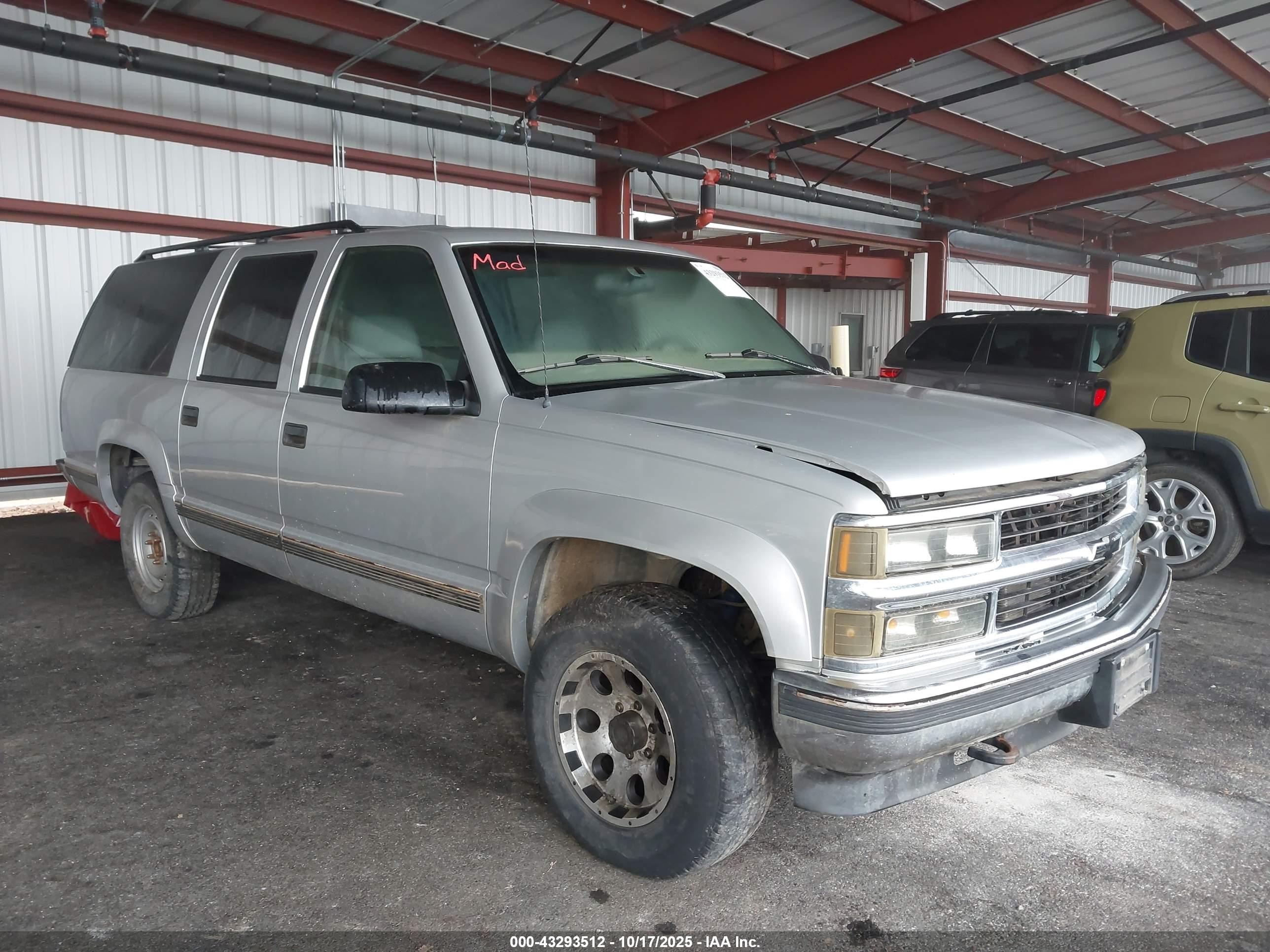 1997 Chevrolet Suburban, VIN 3GNFK16R3VG162229 — Side