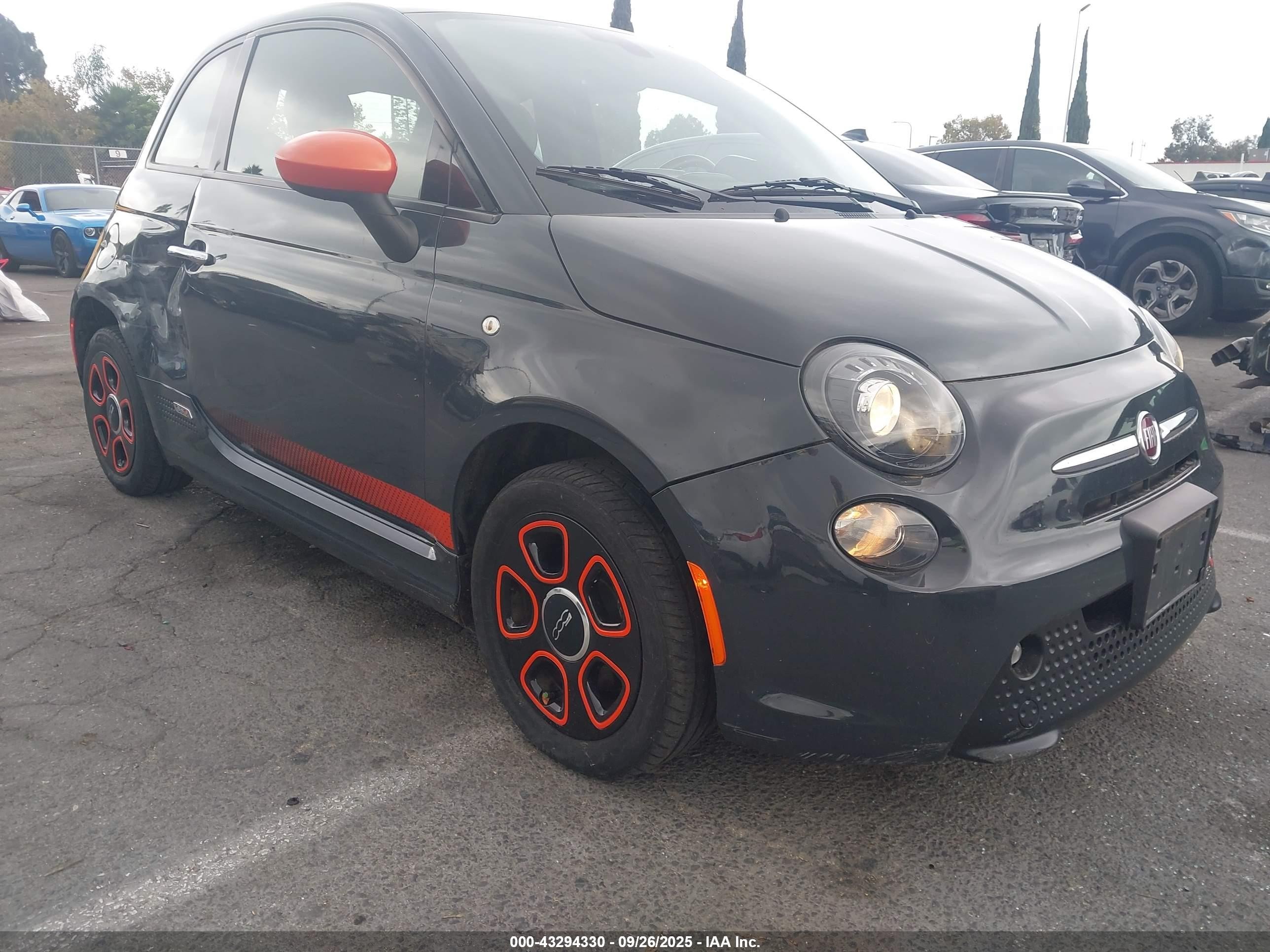 2018 FIAT 500e, VIN 3C3CFFGE1JT369328 — Side