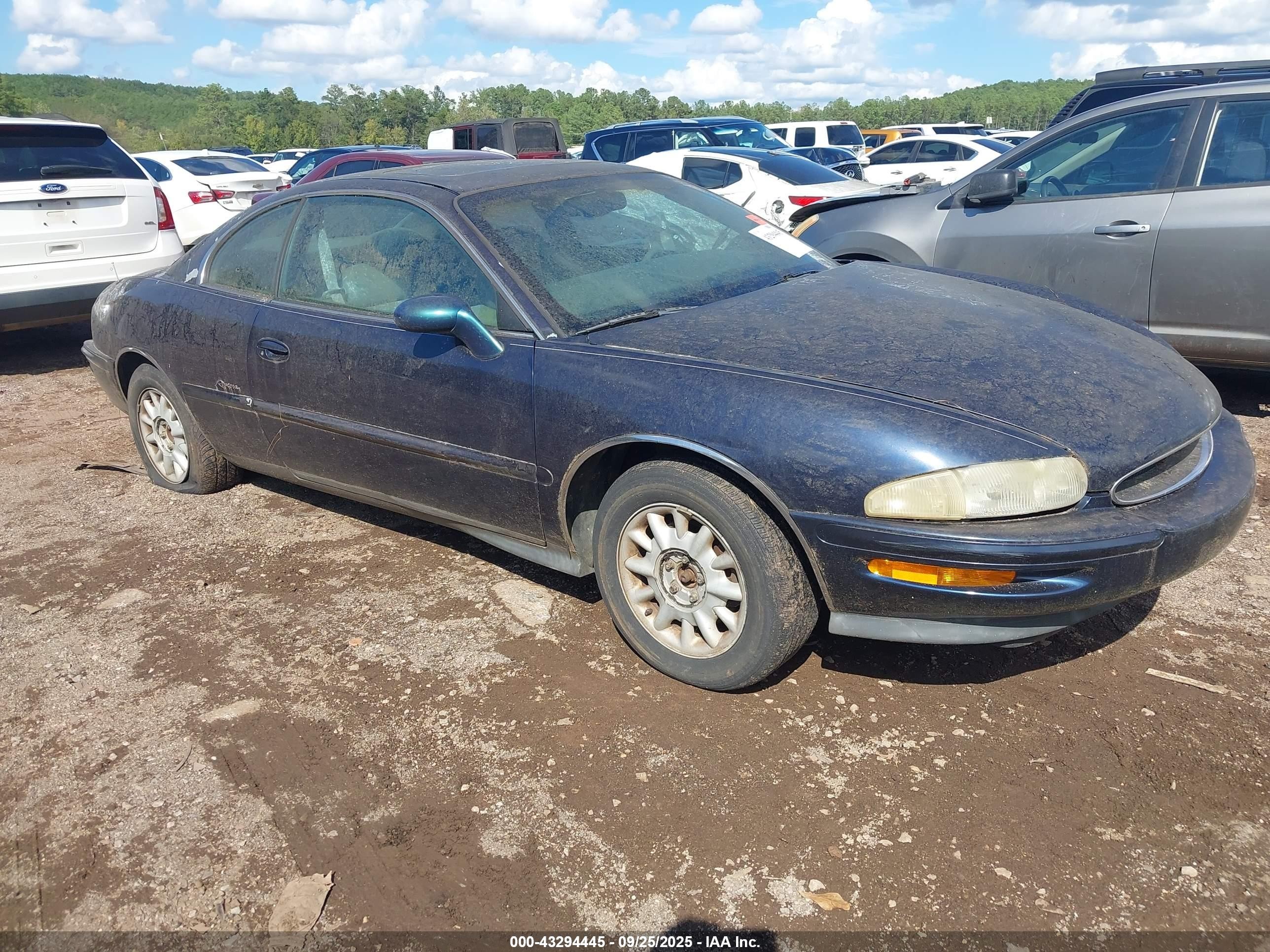 1999 Buick Riviera, VIN 1G4GD2219X4701588 — Бок