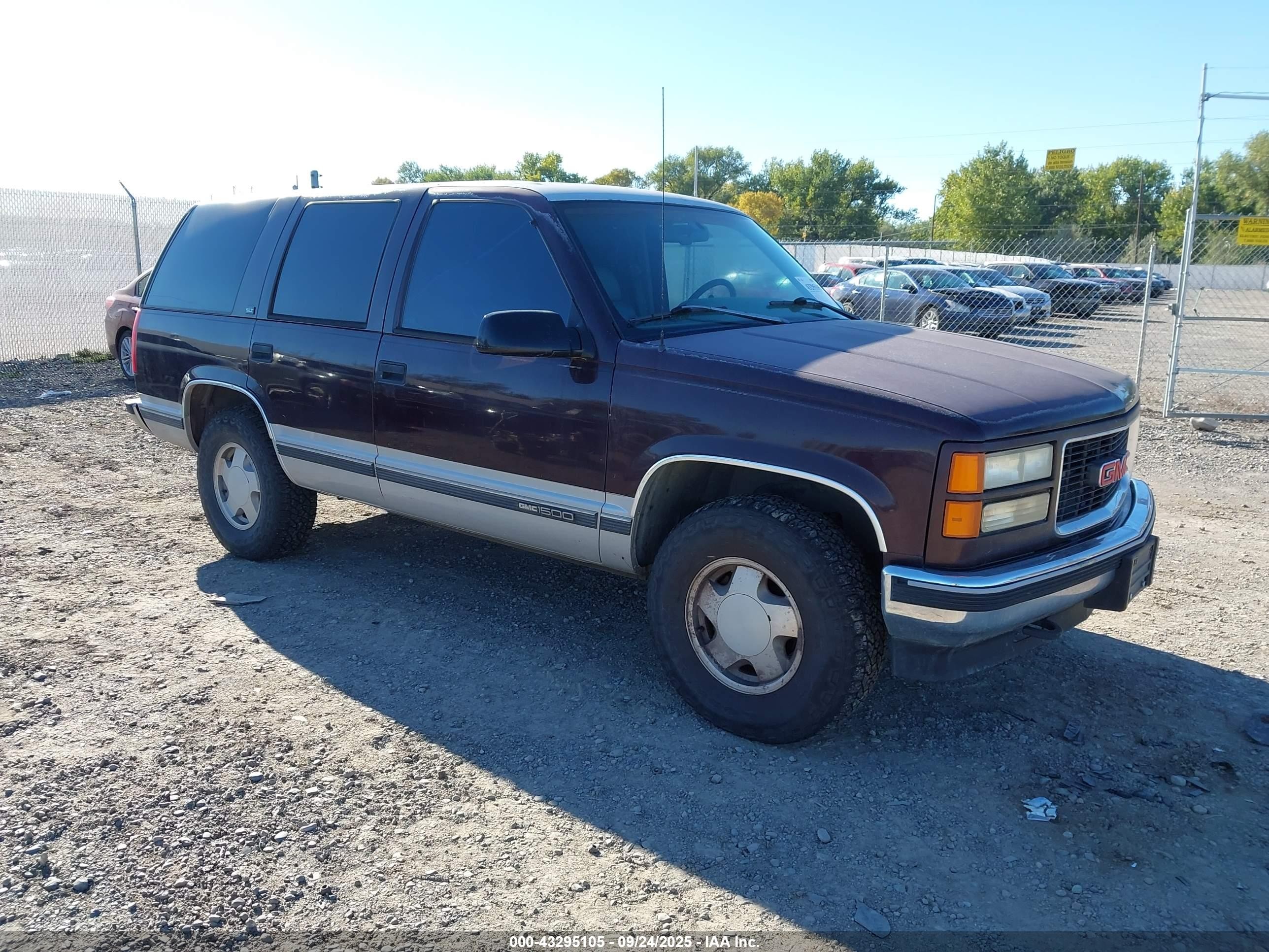 1996 GMC Yukon, VIN 1GKEK13R7TJ719460 — Side