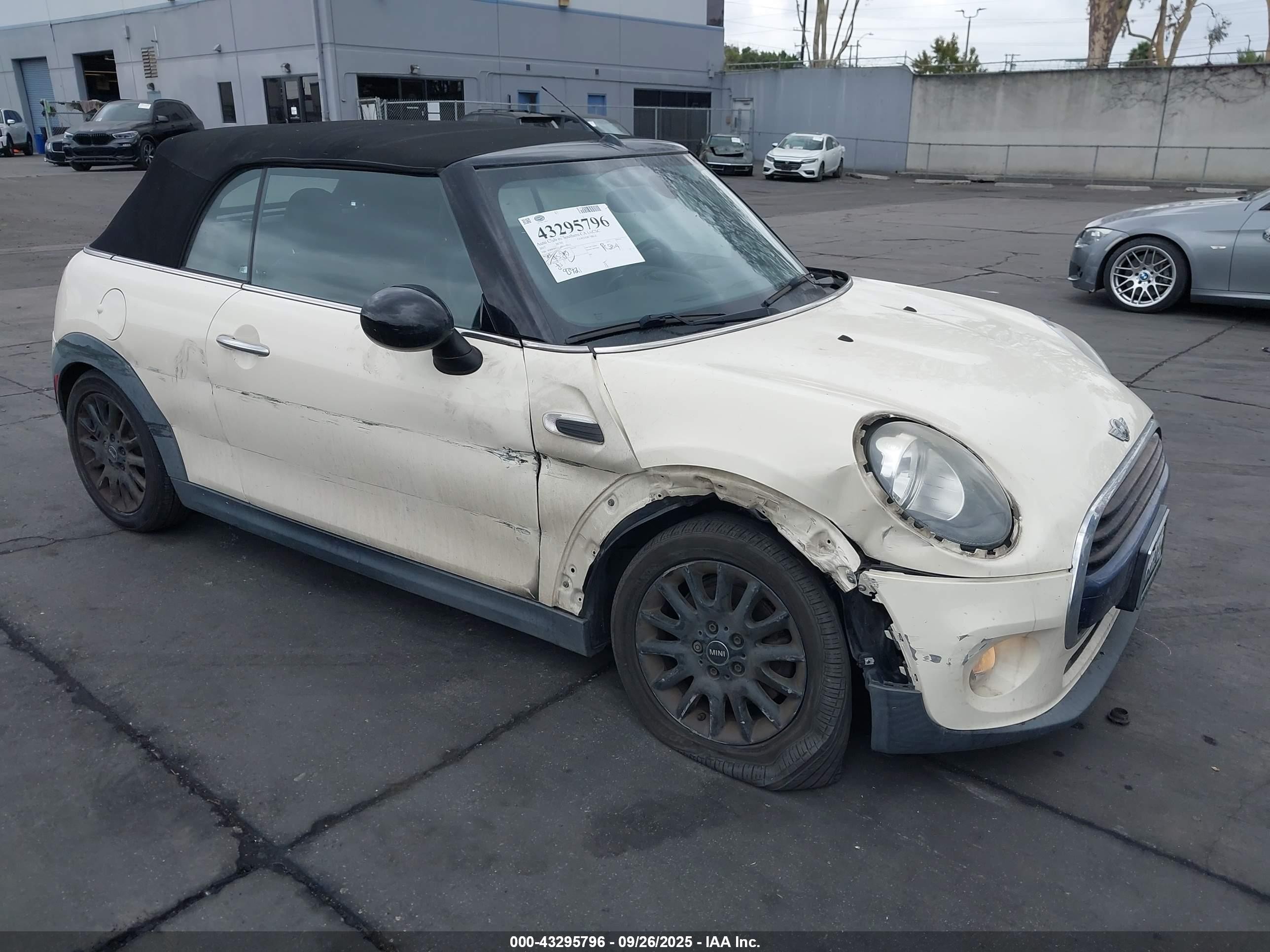 2017 MINI Convertible Cooper, VIN WMWWG5C3XH3C99435 — Бок