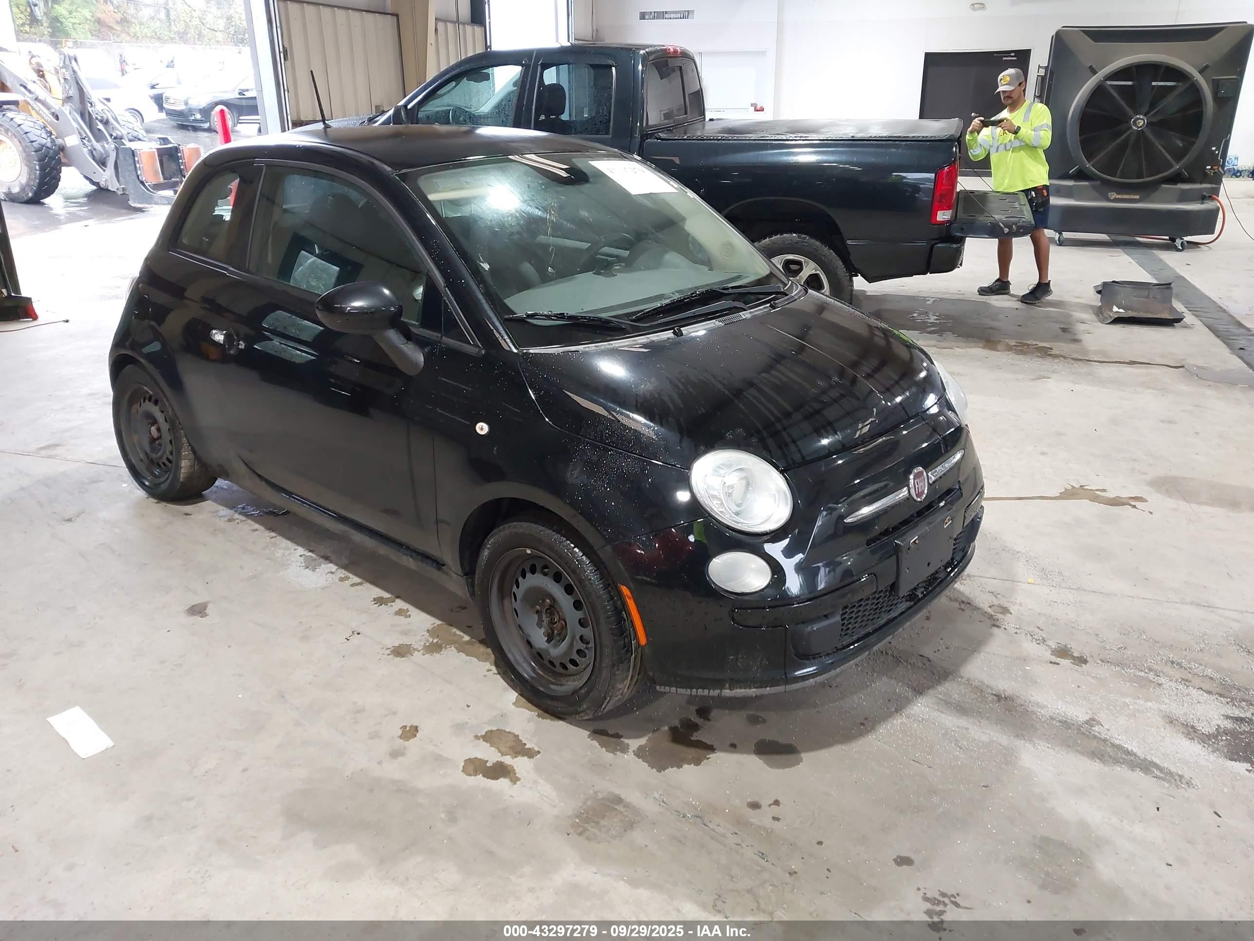 2014 FIAT 500 Pop, VIN 3C3CFFAR4ET165267 — Side