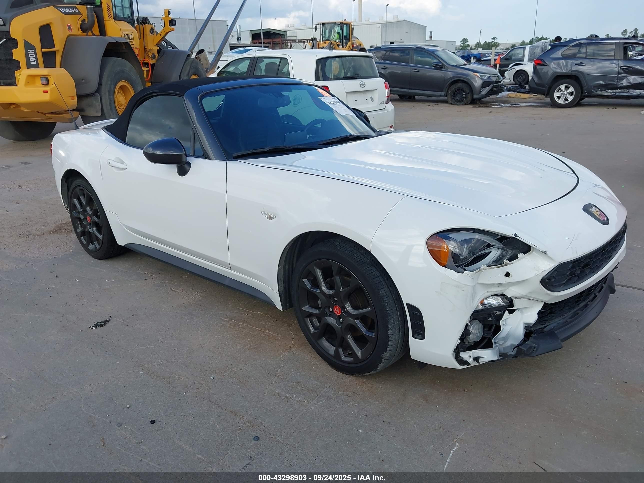 2019 FIAT 124 Spider Lusso, VIN JC1NFAEK1K0141146 — Front end