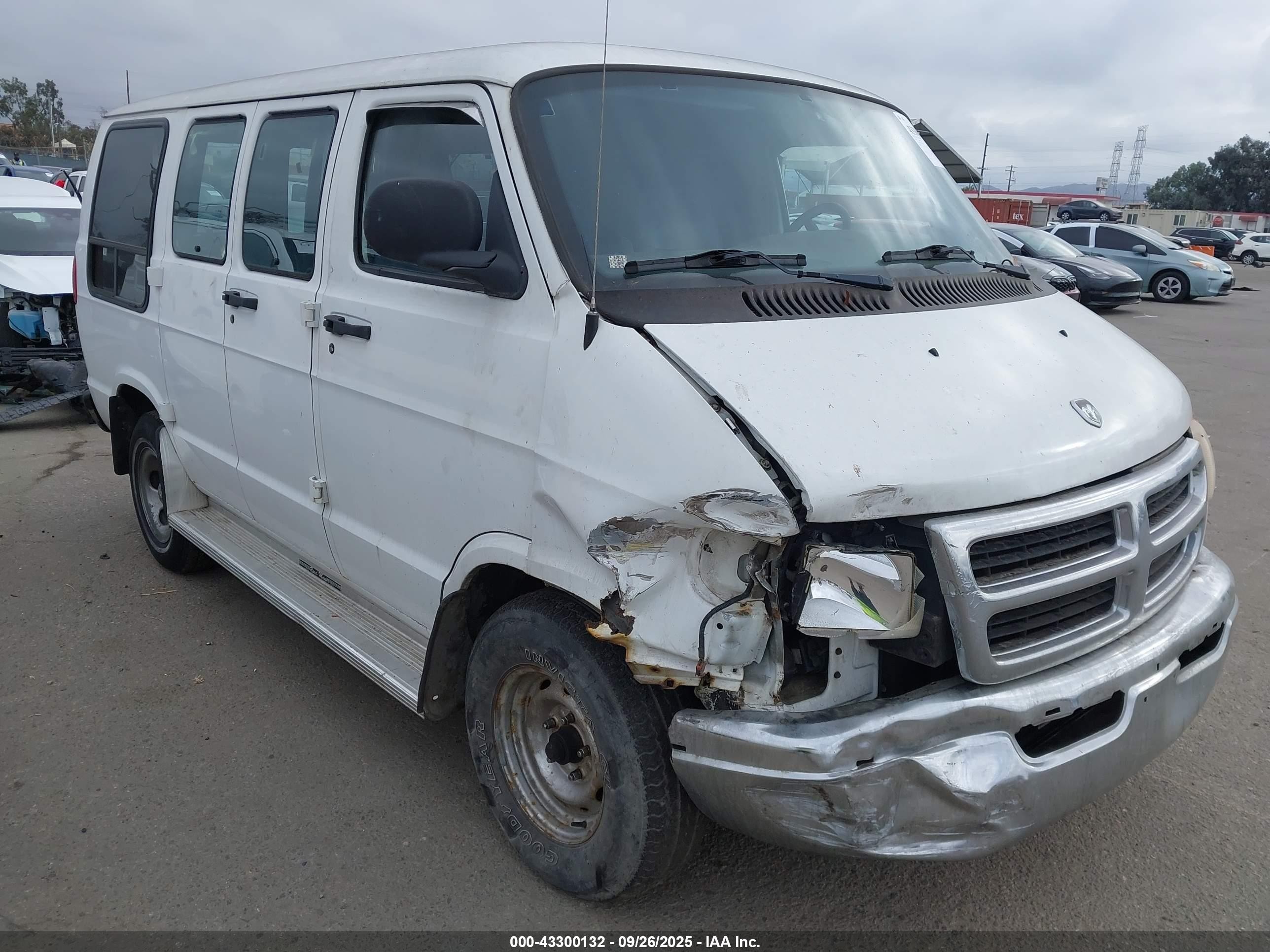 1998 Dodge Cargo, VIN 2B6HB11YXWK129334 — Front end