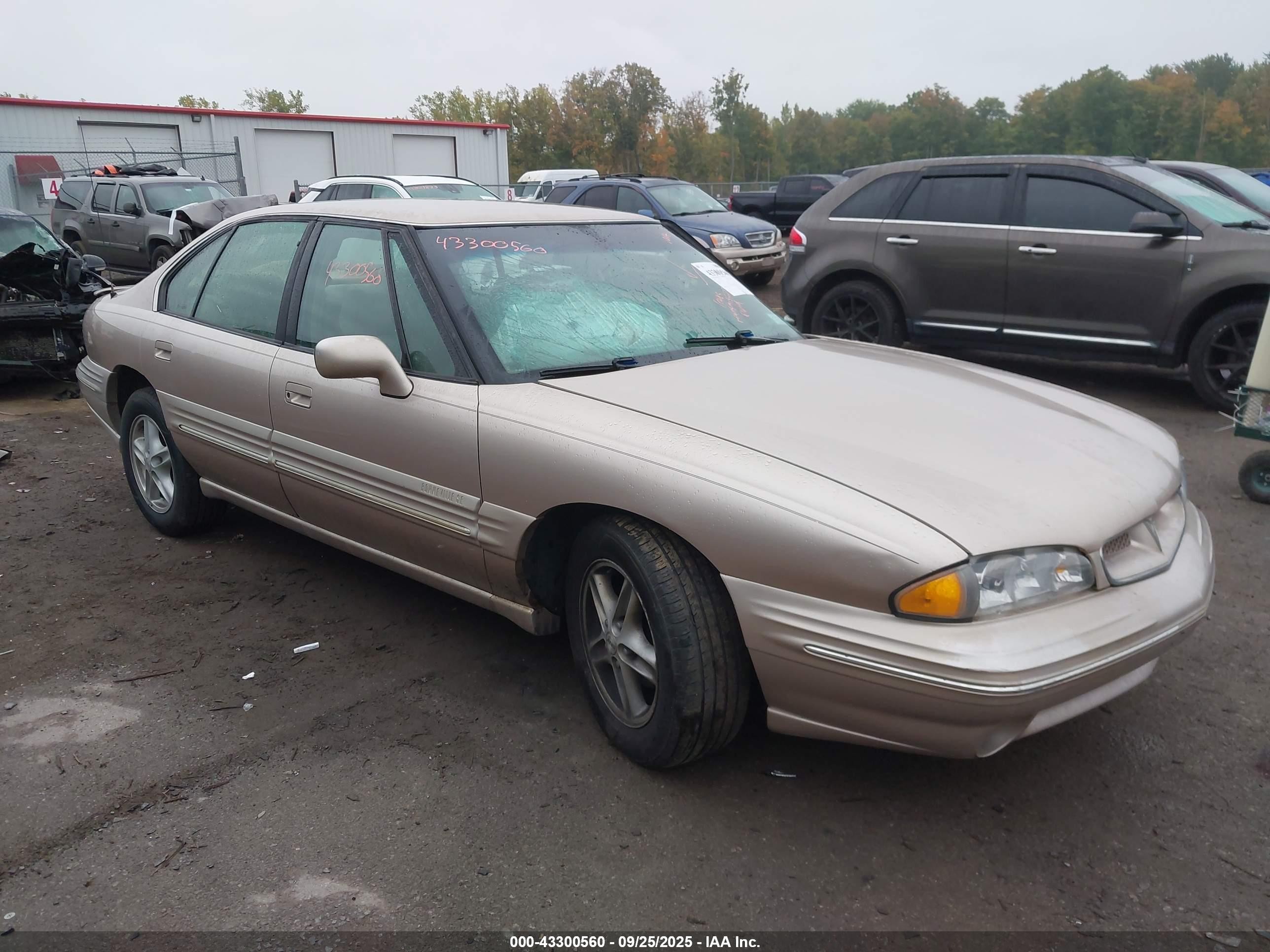 1999 Pontiac Bonneville SE, VIN 1G2HX52K7XH232766 — Side