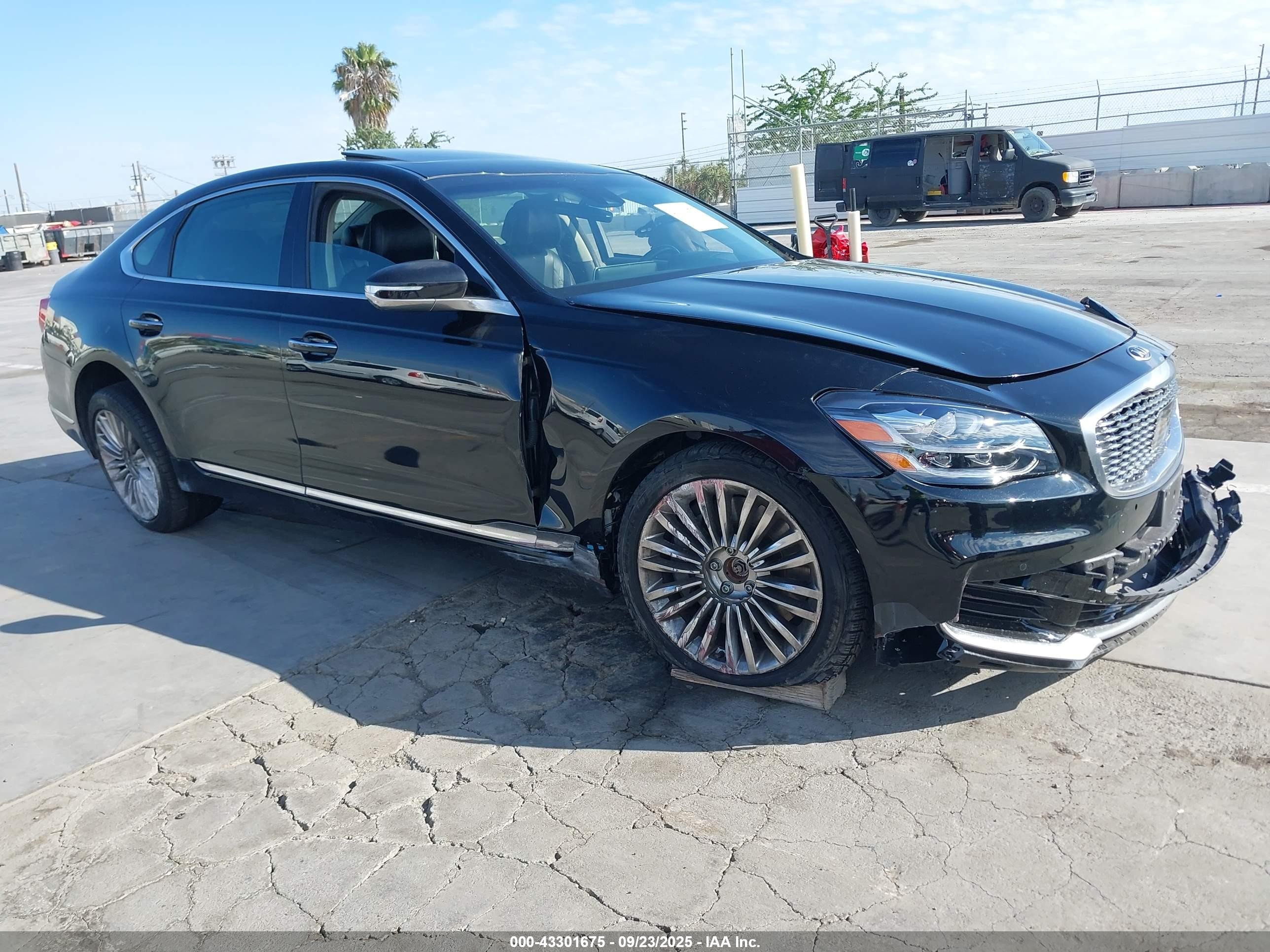 2020 Kia K900 Luxury, VIN KNAS34J66L6024764 — Side