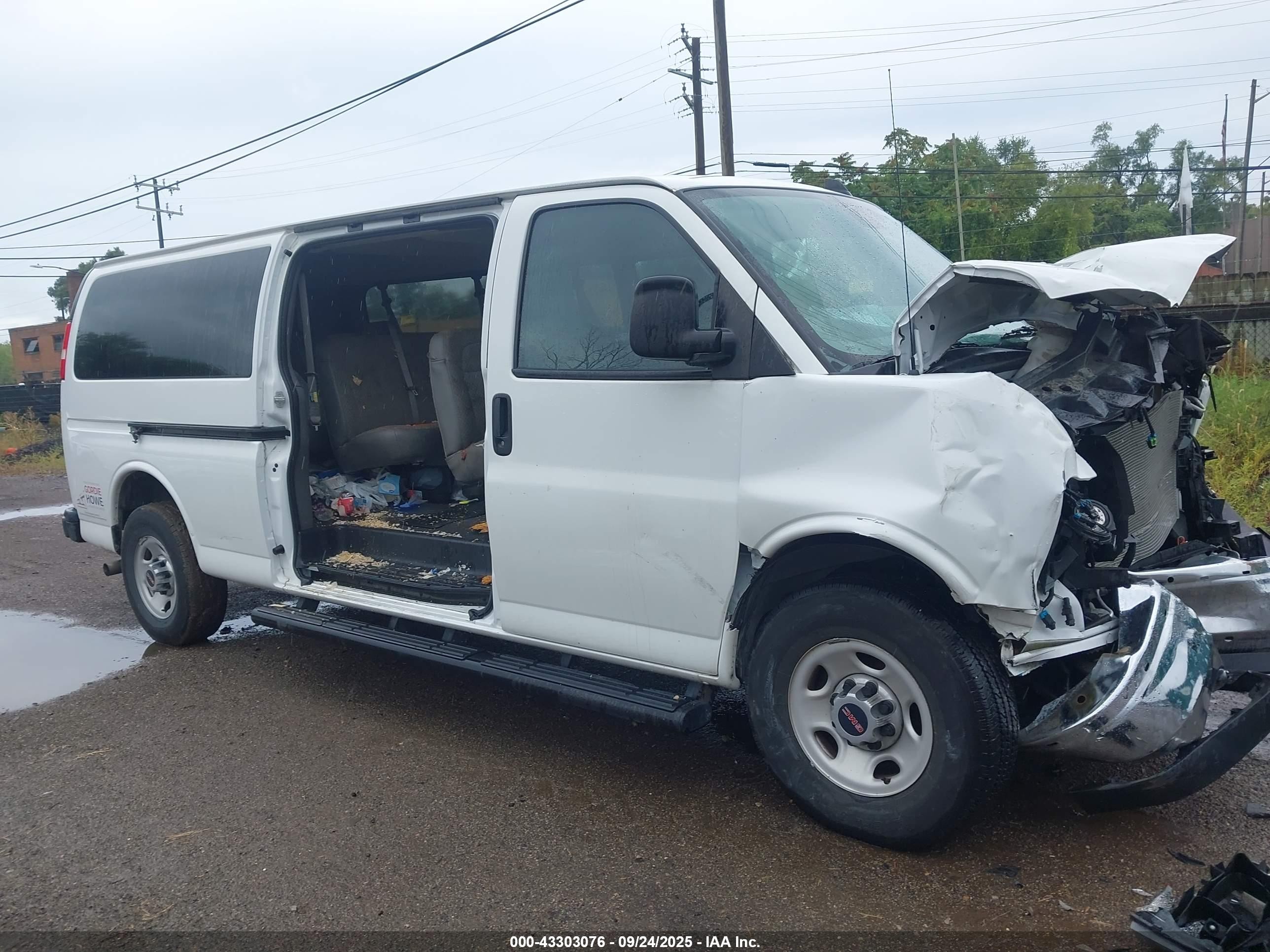 2020 GMC Savana LT, VIN 1GJZ7PFP9L1262235 — Front end