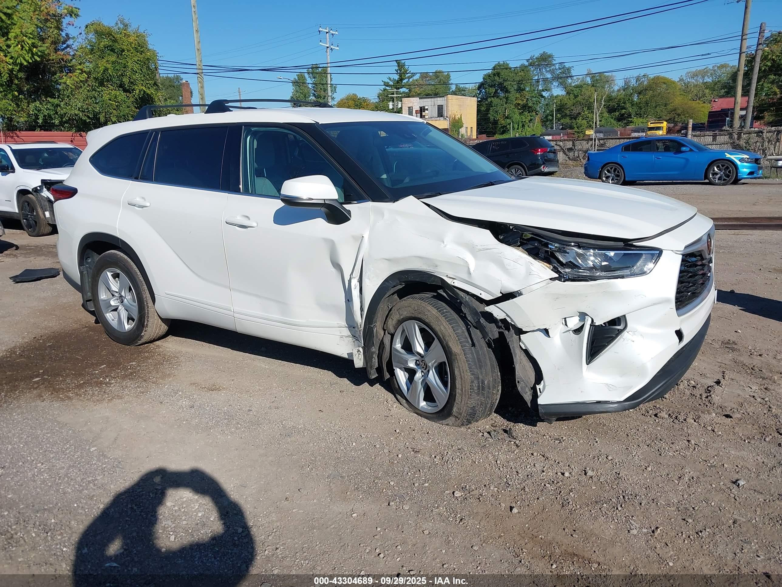 2020 Toyota Highlander LE, VIN 5TDBZRBH3LS030052 — Front end