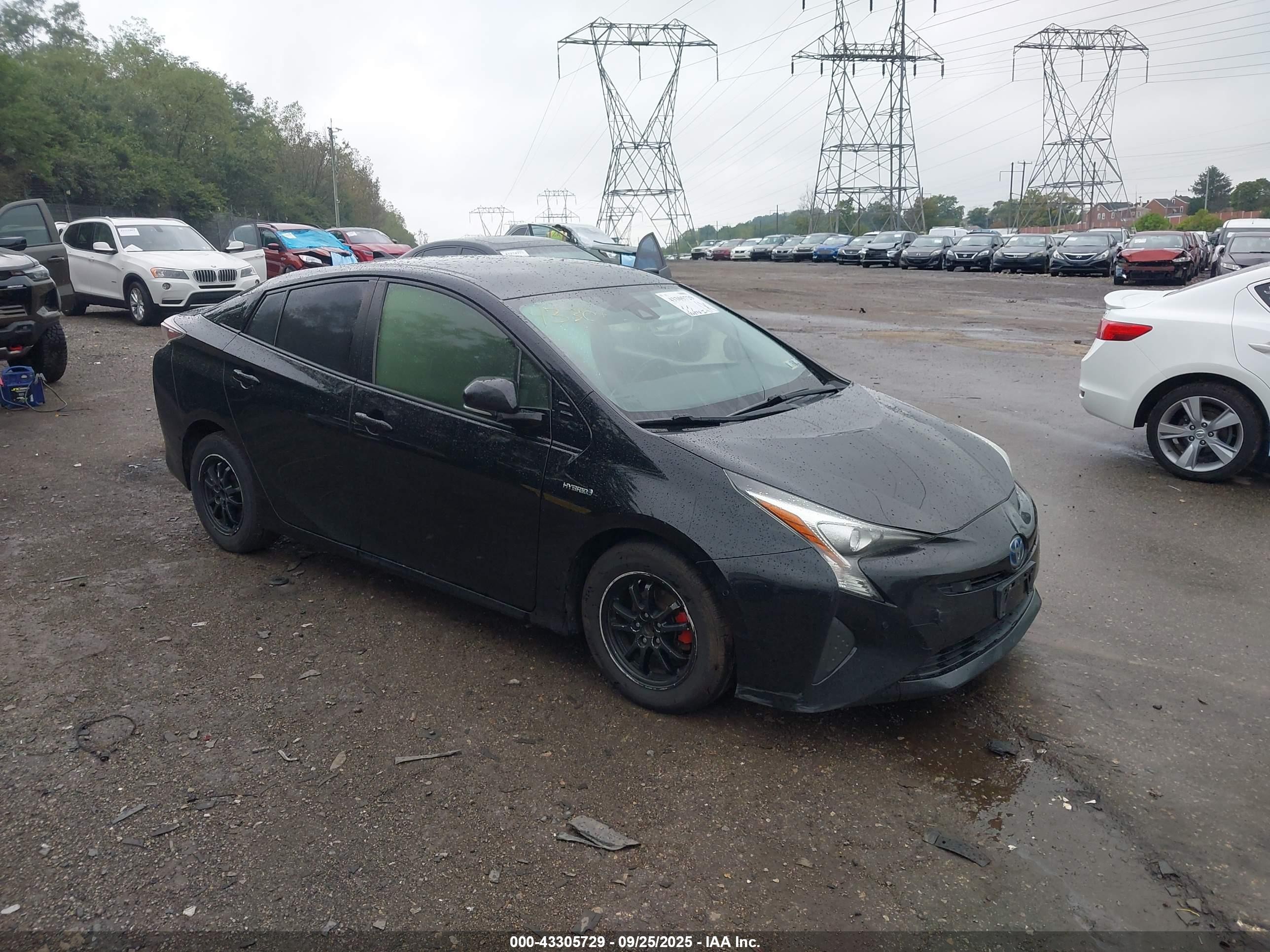 2017 Toyota Prius Two, VIN JTDKARFUXH3044375 — Front end