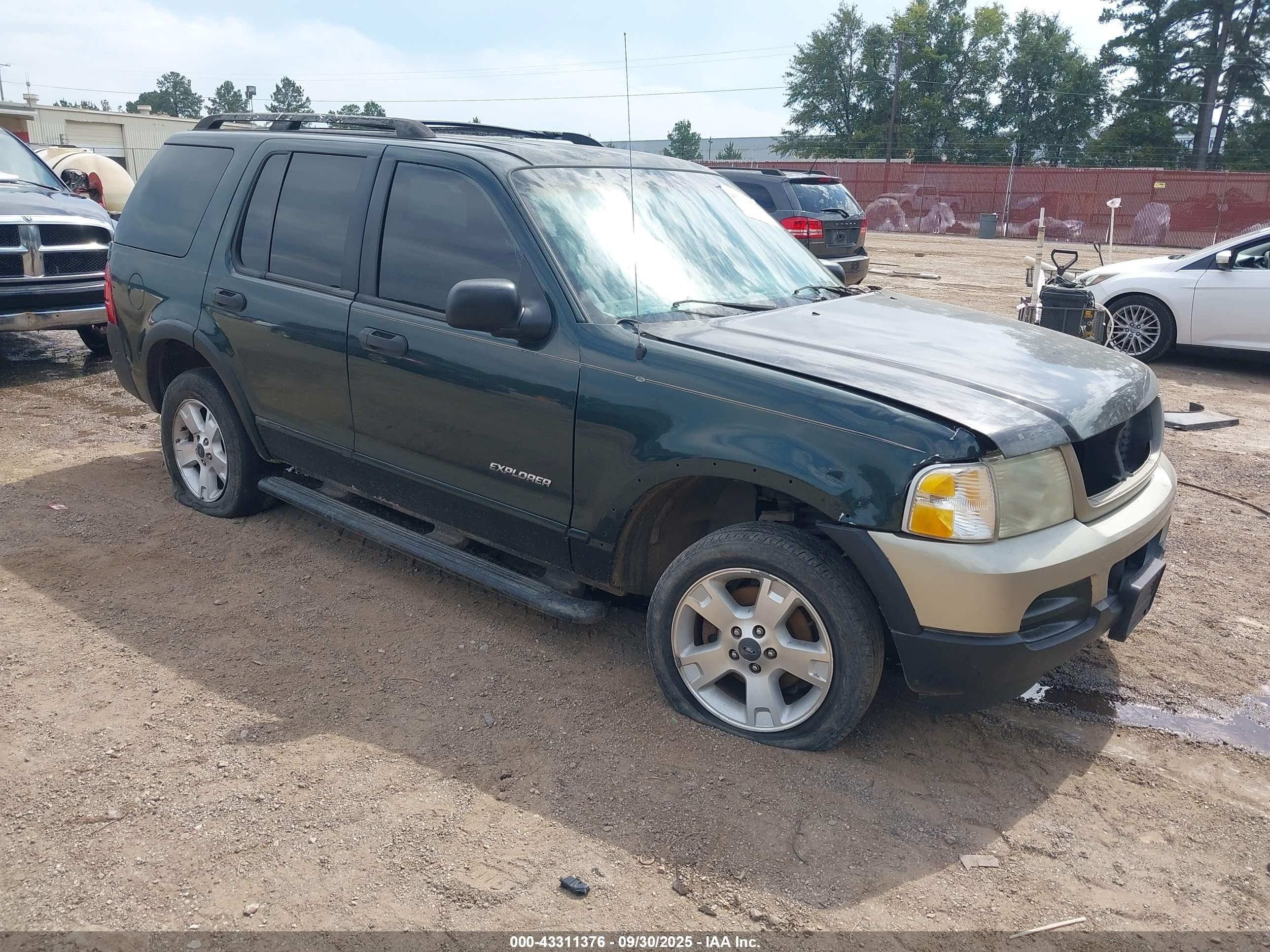 2002 Ford Explorer XLS, VIN 1FMZU62E22ZA89250 — Front end