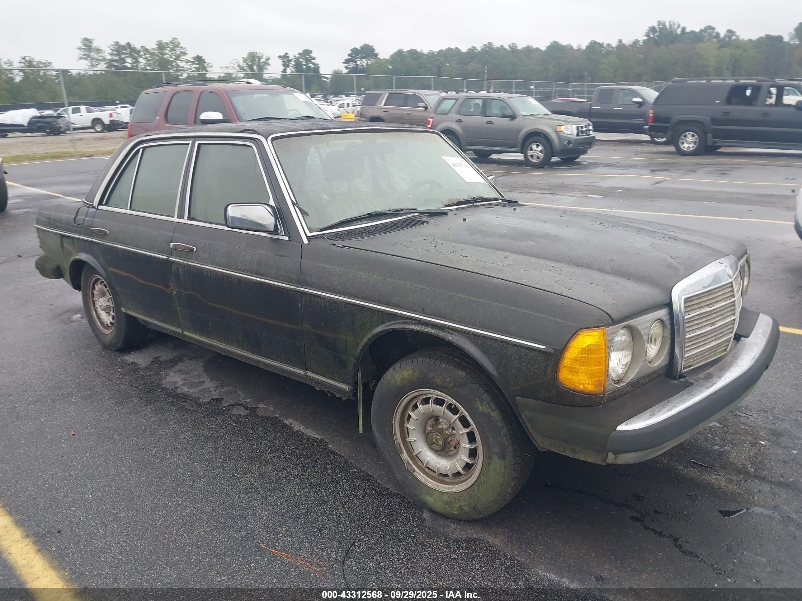 1982 Mercedes-Benz 240 Series 240D, VIN WDBAB23A5CB299331 — Normal wear