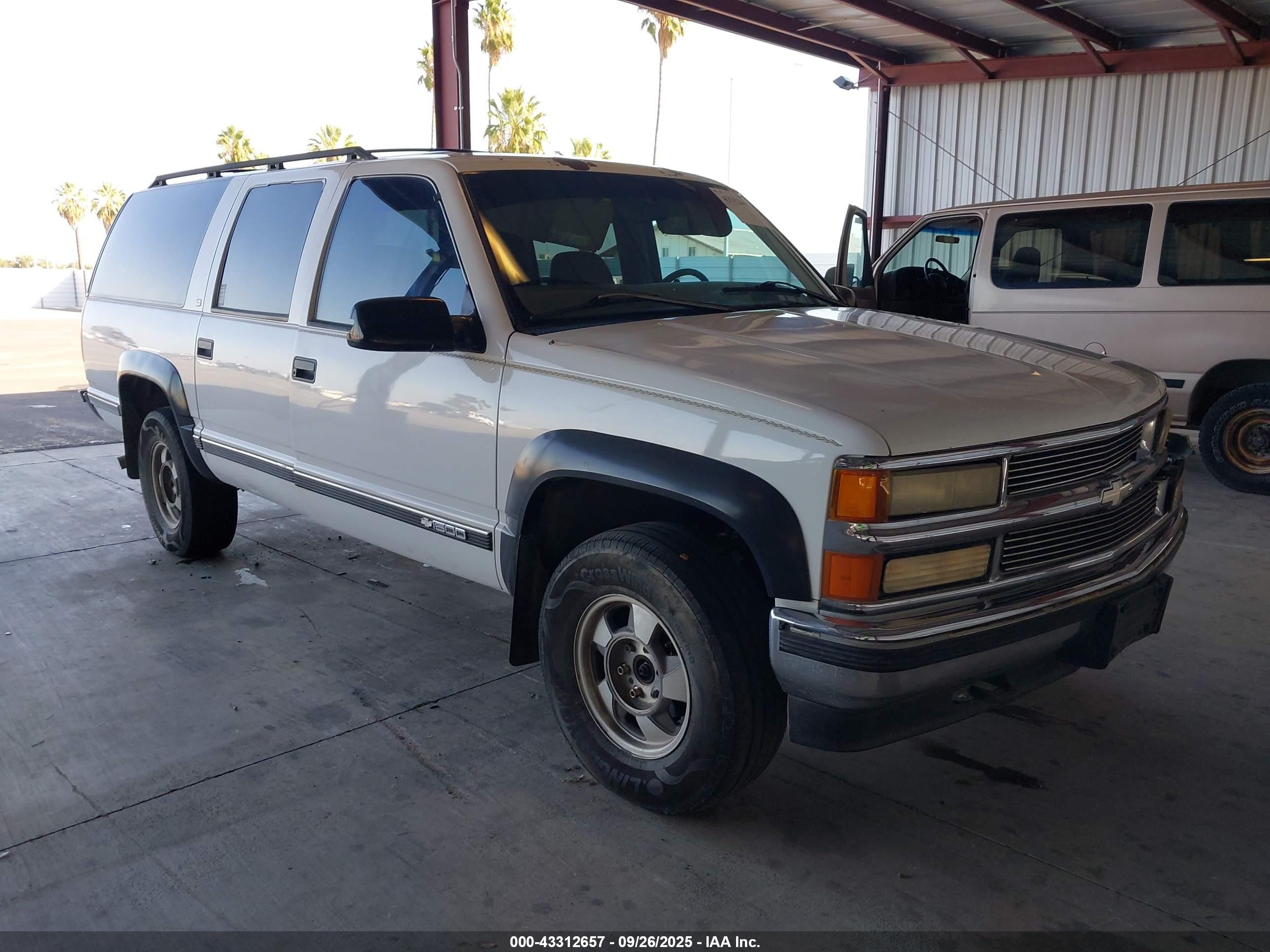 1997 Chevrolet Suburban, VIN 1GNFK16R8VJ373571 — Rear end