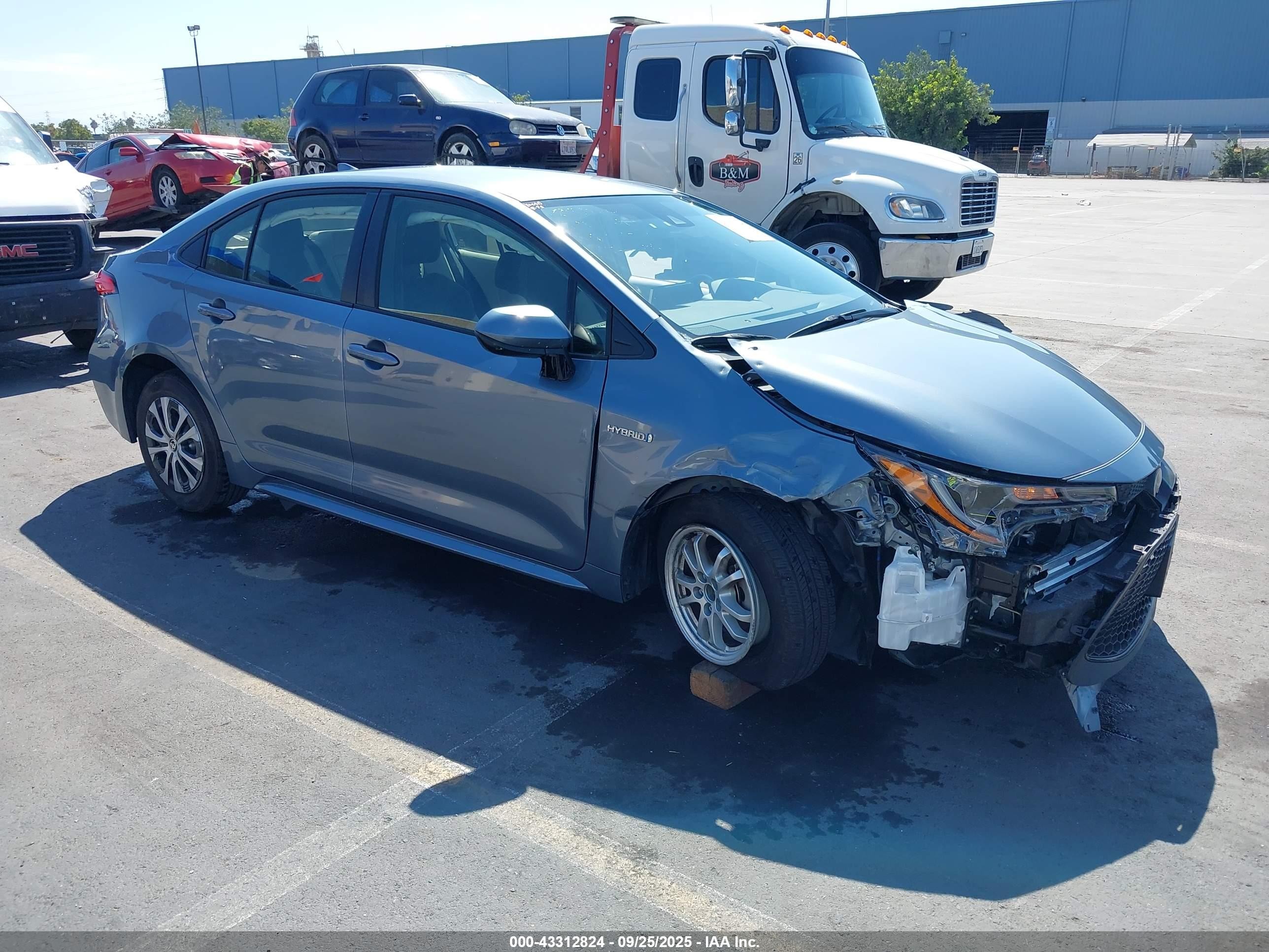 2021 Toyota Corolla Hybrid LE, VIN JTDEAMDE0MJ003108 — Front end