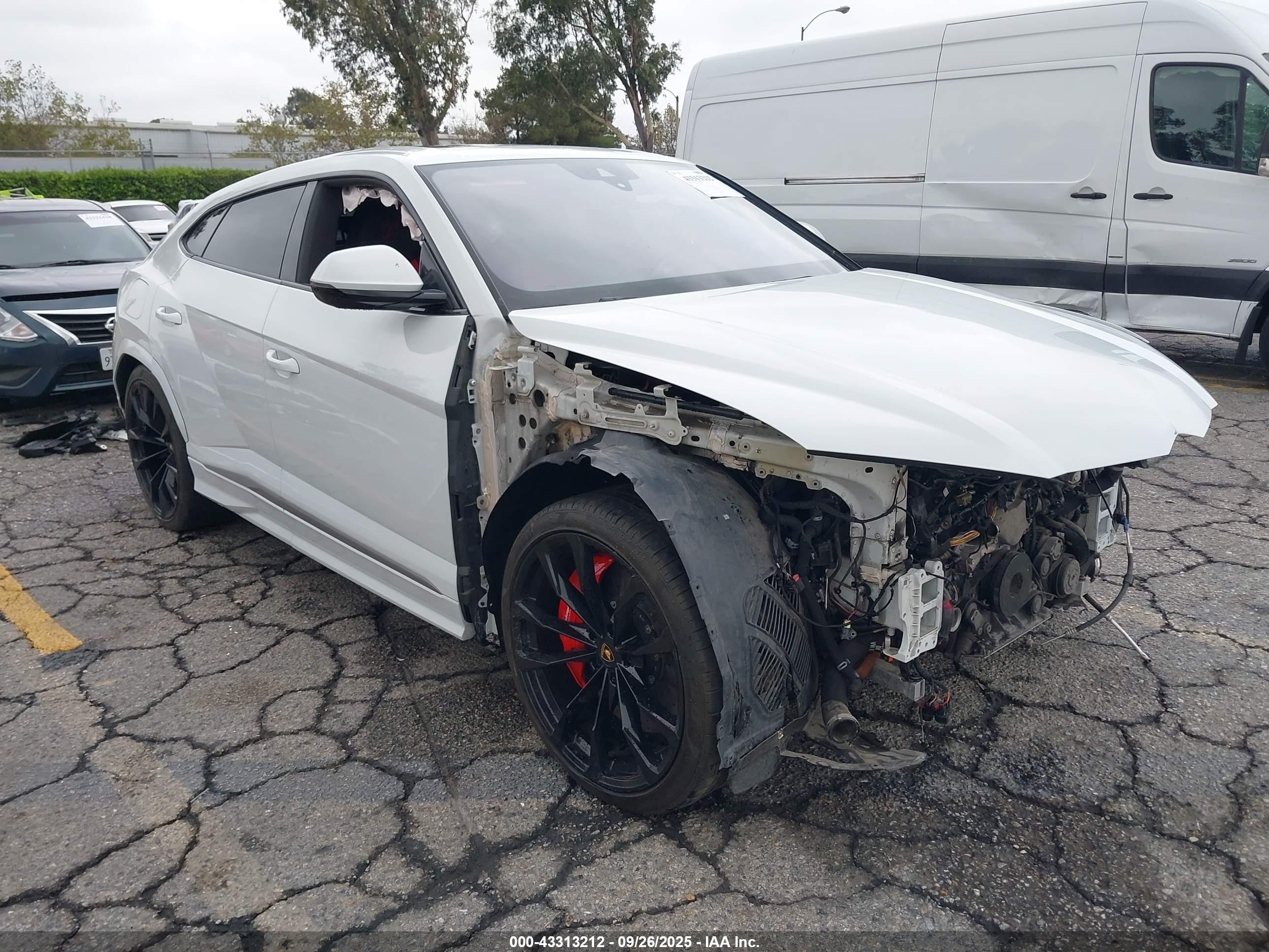 2020 Lamborghini Urus, VIN ZPBUA1ZL2LLA07271 — Front end