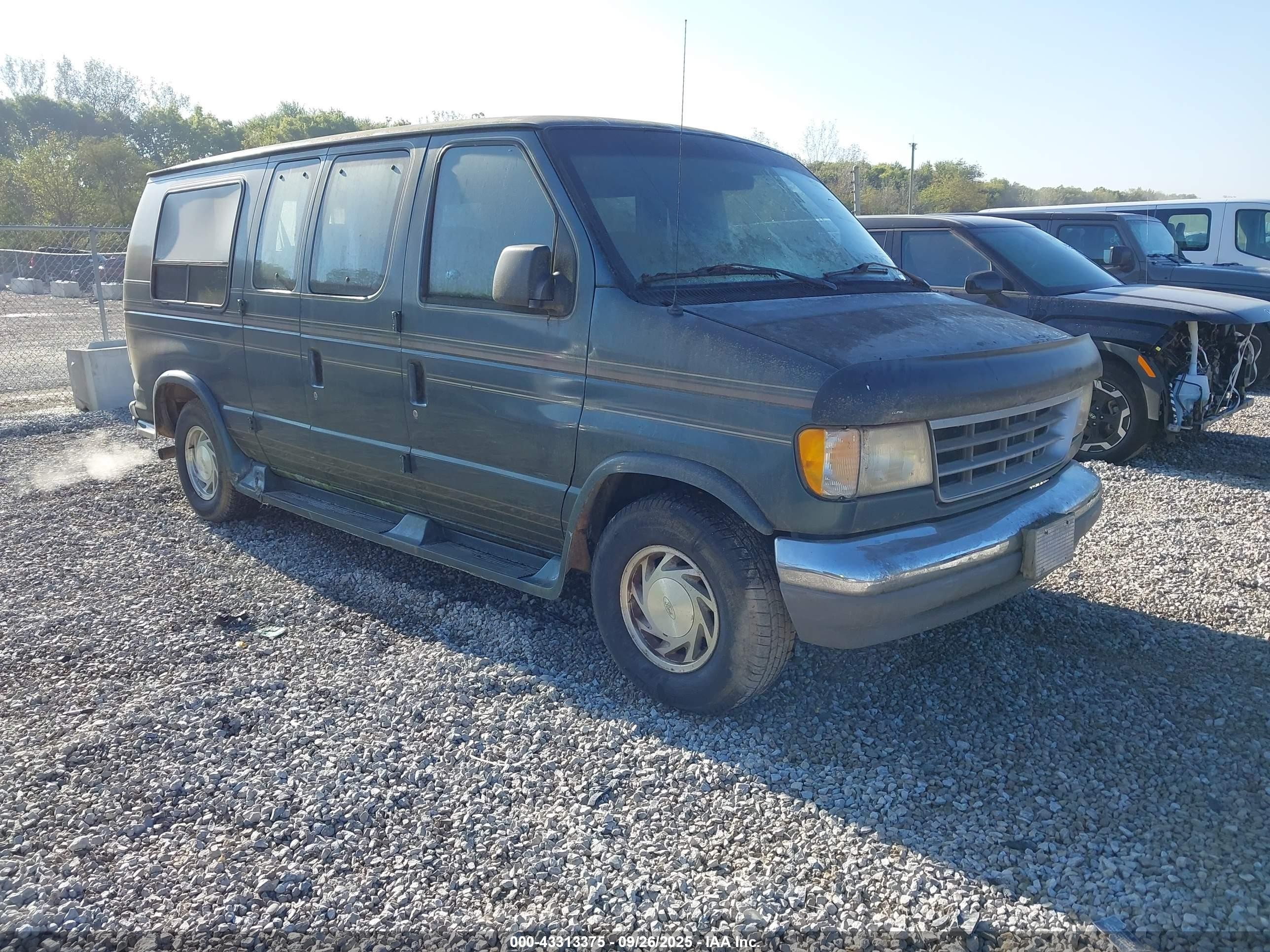 1996 Ford Econoline Cargo, VIN 1FDEE14N0THA76015 — Side