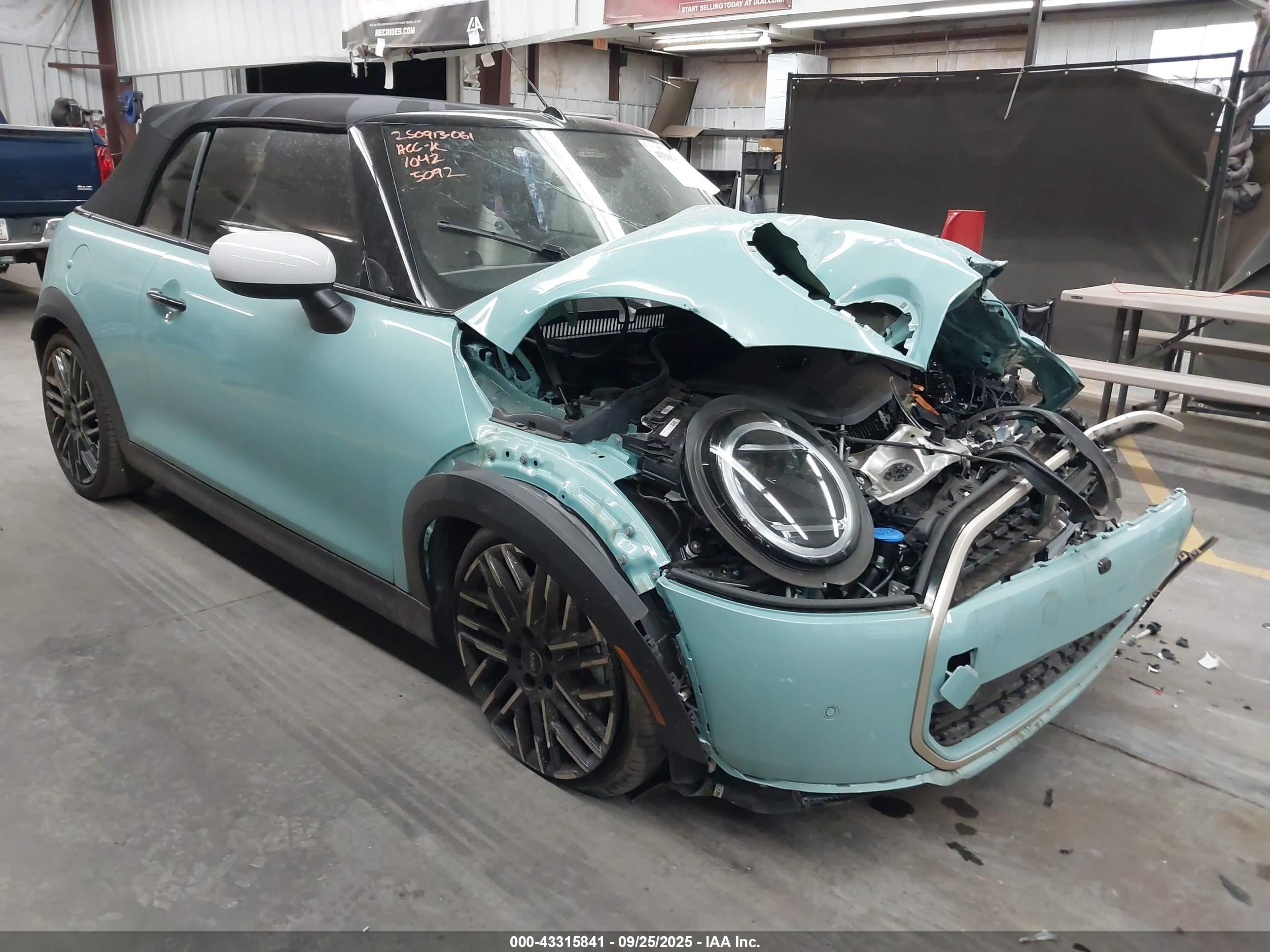 2025 MINI Convertible Cooper S, VIN WMW23GX07S2X35092 — Перед