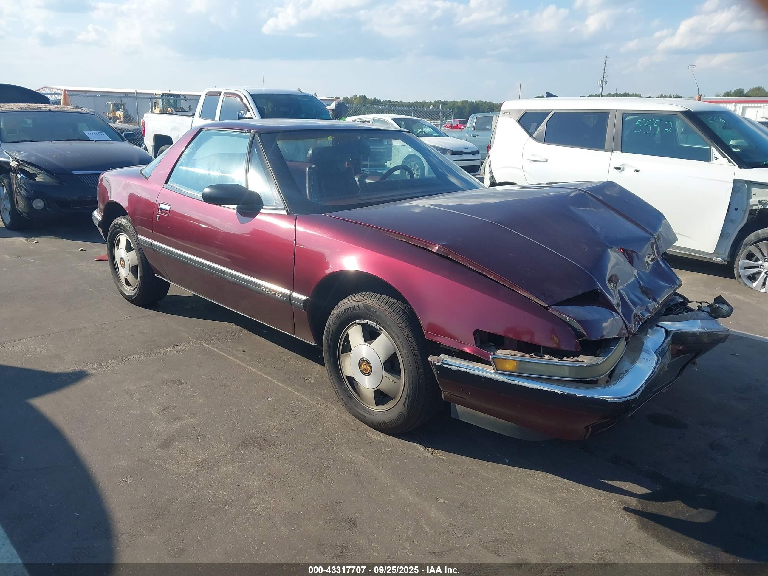 1990 Buick Reatta, VIN 1G4EC13CXLB901793 — Front end